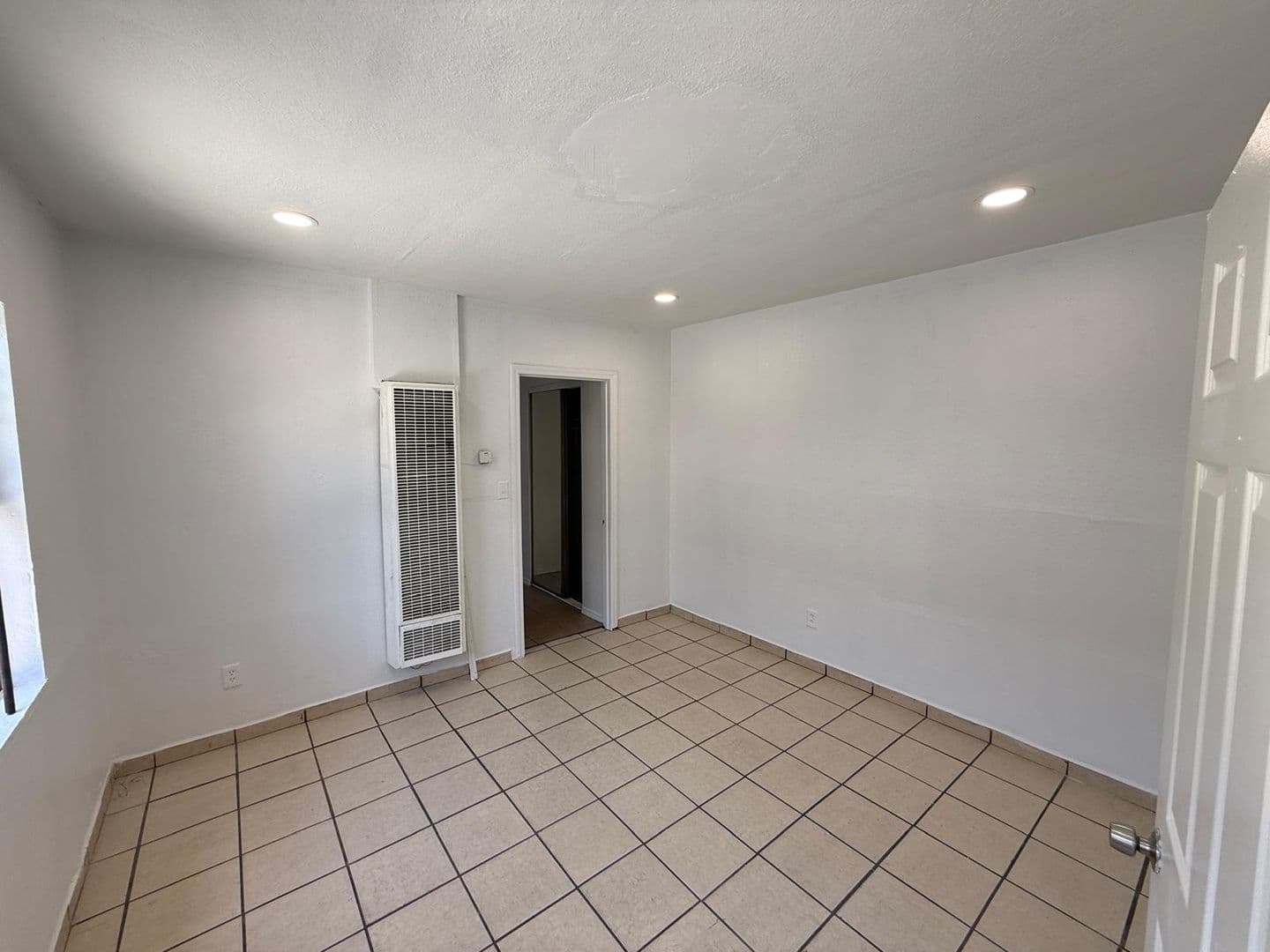 LOS ANGELES Apartment: 6210 VERMONT AVE.