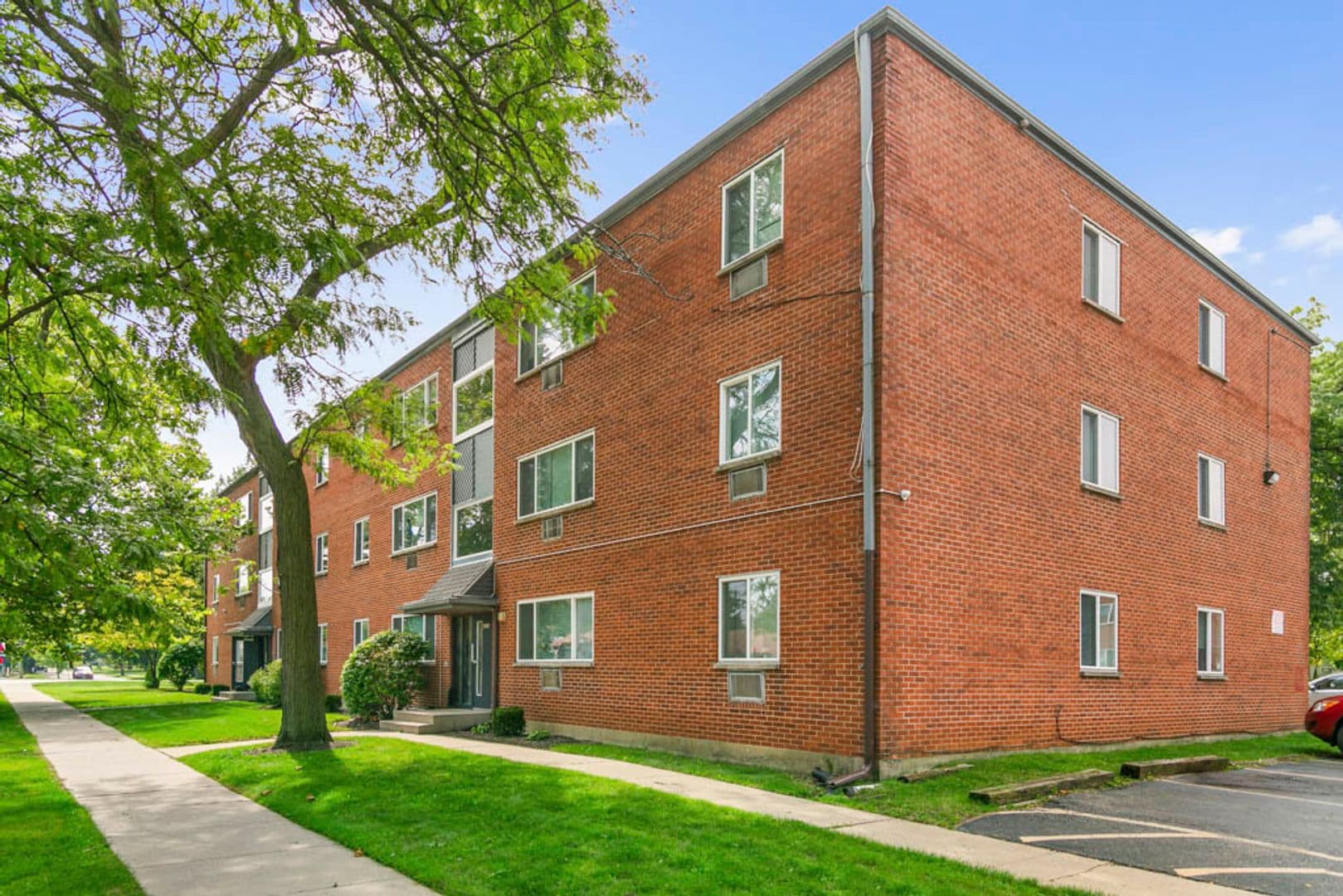 Waukegan Apartment: 2021 Western Ave