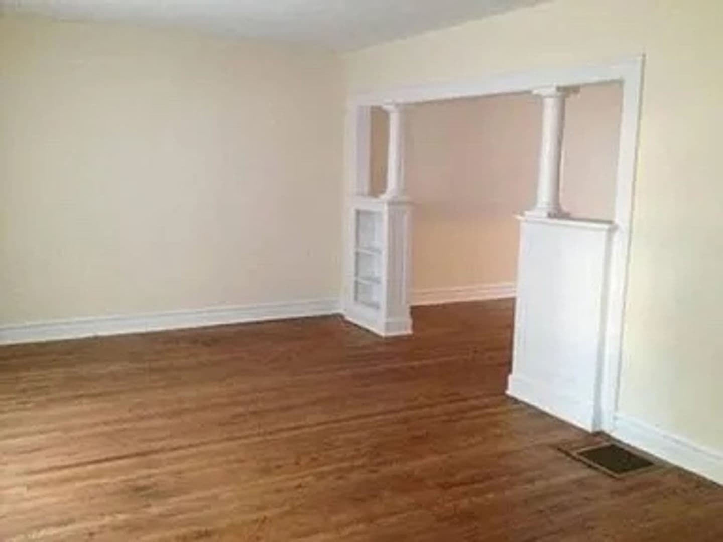 Waukegan Apartment: 514-522 Douglas