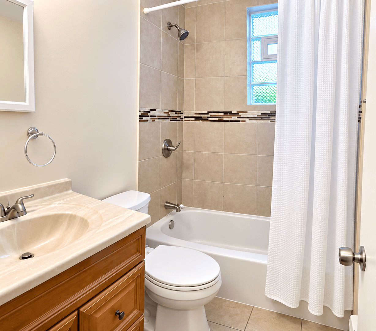 Waukegan Apartment: 2626 Cornelia