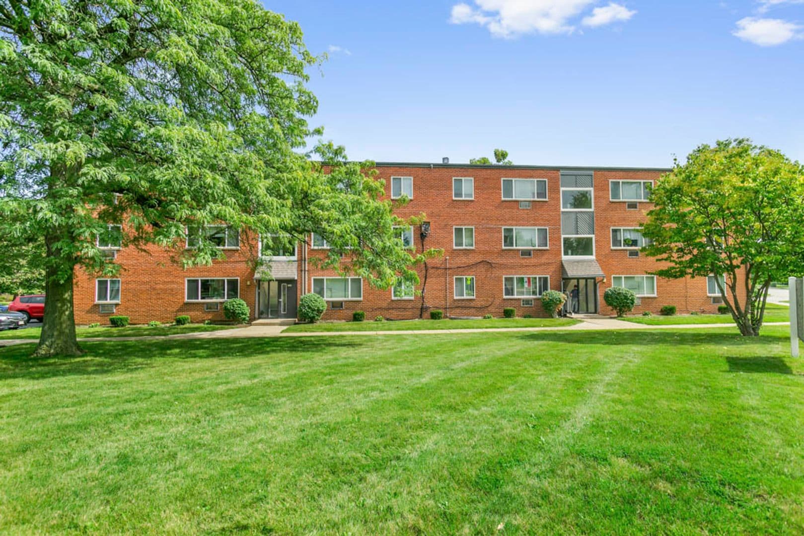 Waukegan Apartment: 2020 Linden Ave