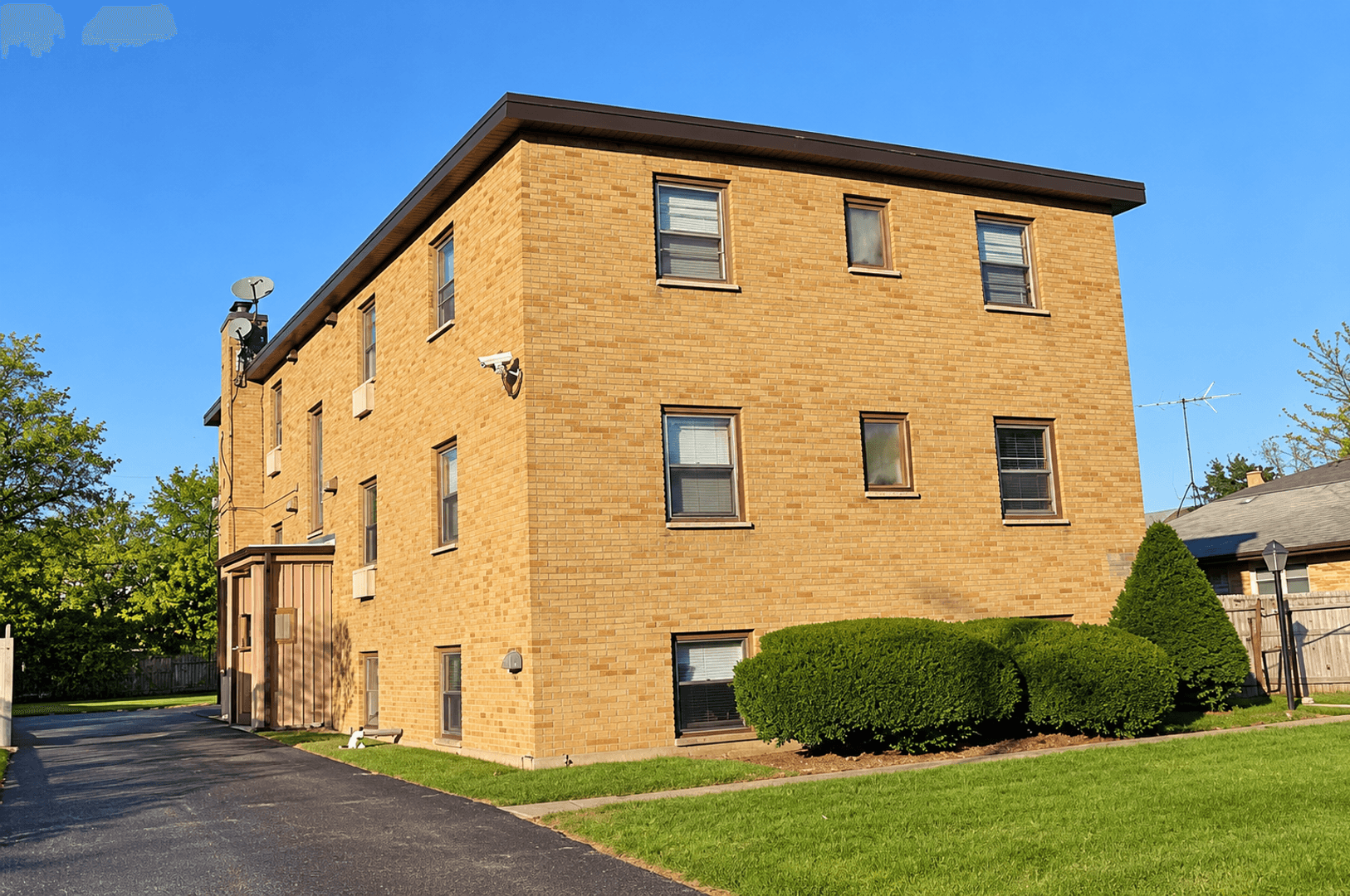 Waukegan Apartment: 2626 Cornelia