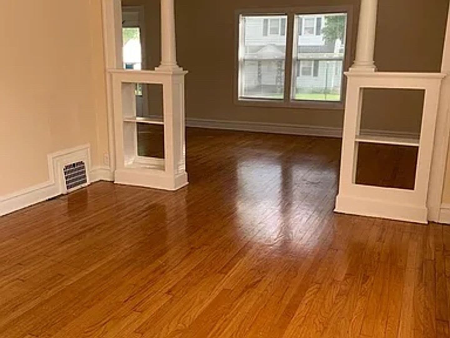 Waukegan Apartment: 514-522 Douglas