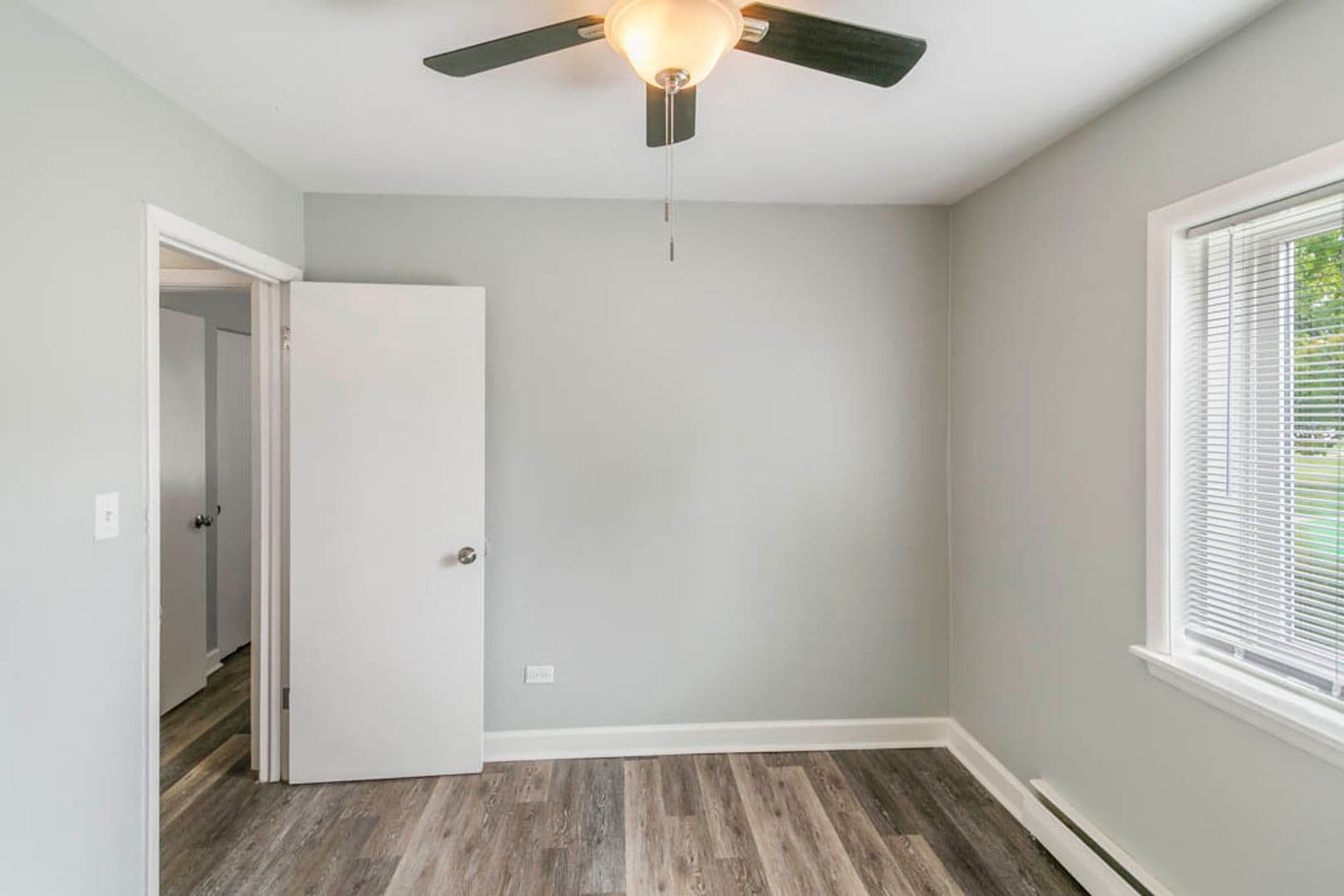 Waukegan Apartment: 2021 Western Ave