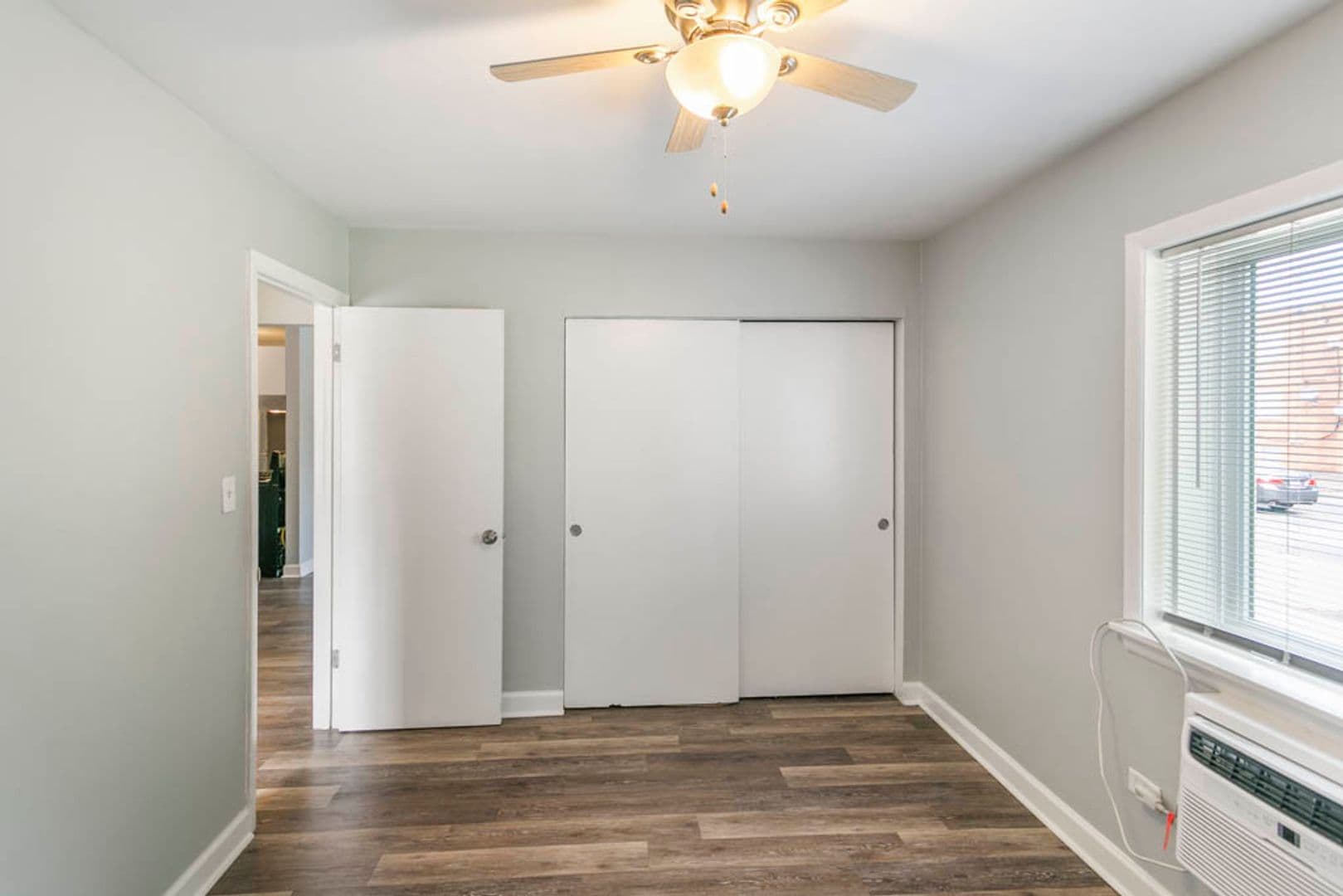 Waukegan Apartment: 2021 Western Ave