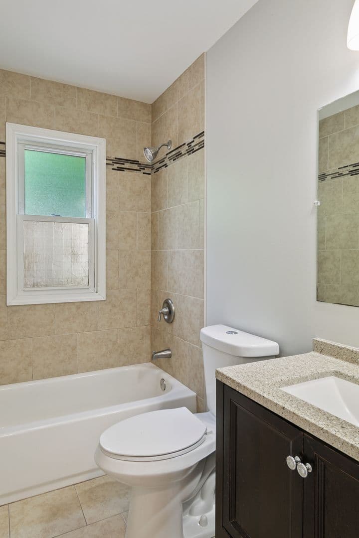 Libertyville Apartment: 119 Rockland Rd
