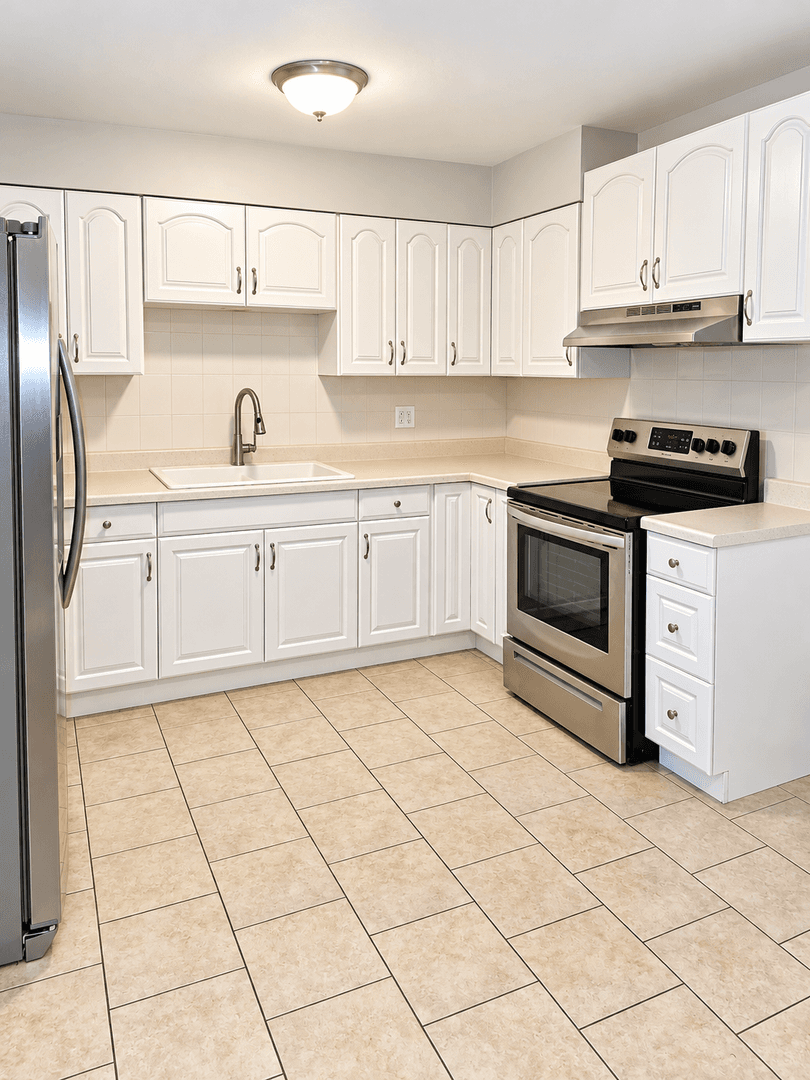Libertyville Apartment: 119 Rockland Rd