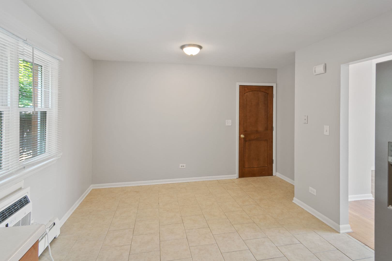 Libertyville Apartment: 119 Rockland Rd
