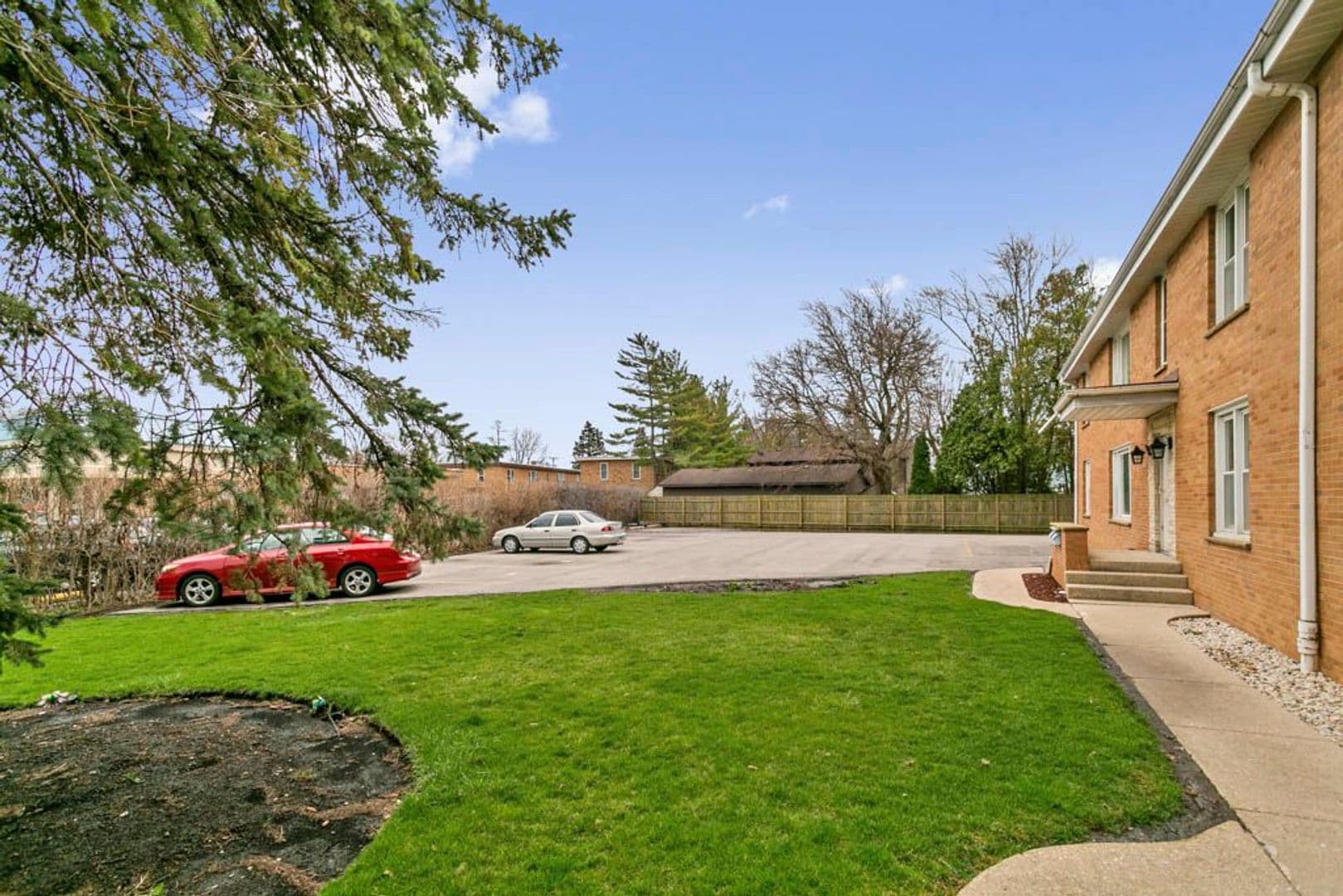 Libertyville Apartment: 119 Rockland Rd