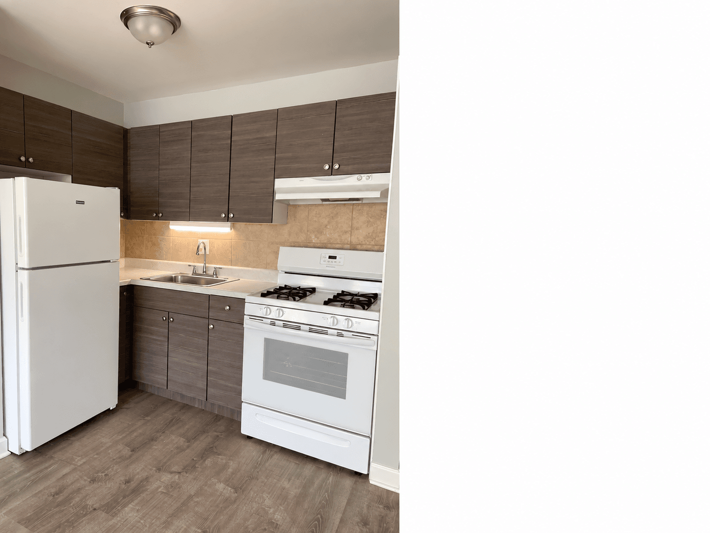 Waukegan Apartment: 2020 Linden Ave