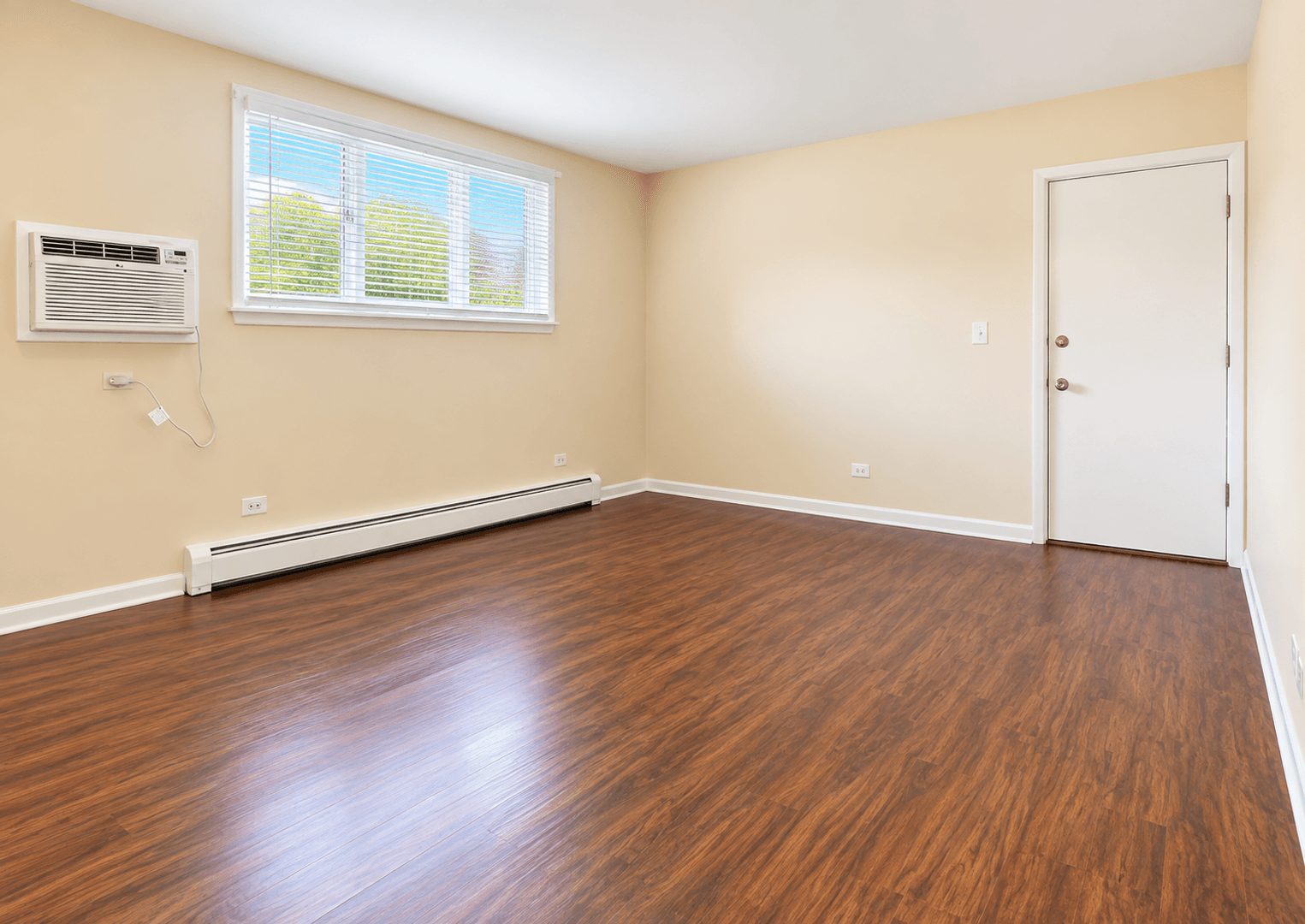 Waukegan Apartment: 2626 Cornelia