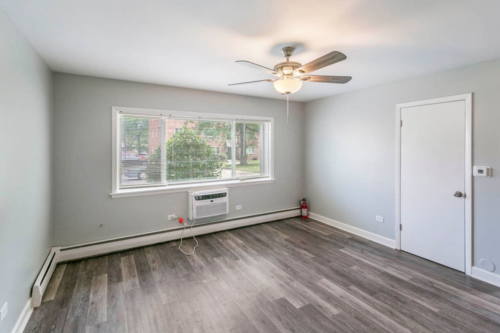 Waukegan Apartment: 2021 Western Ave