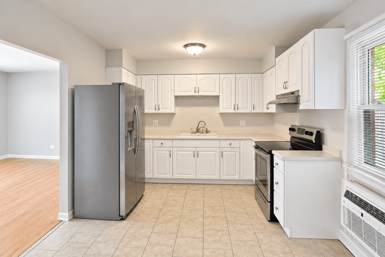 Libertyville Apartment: 119 Rockland Rd