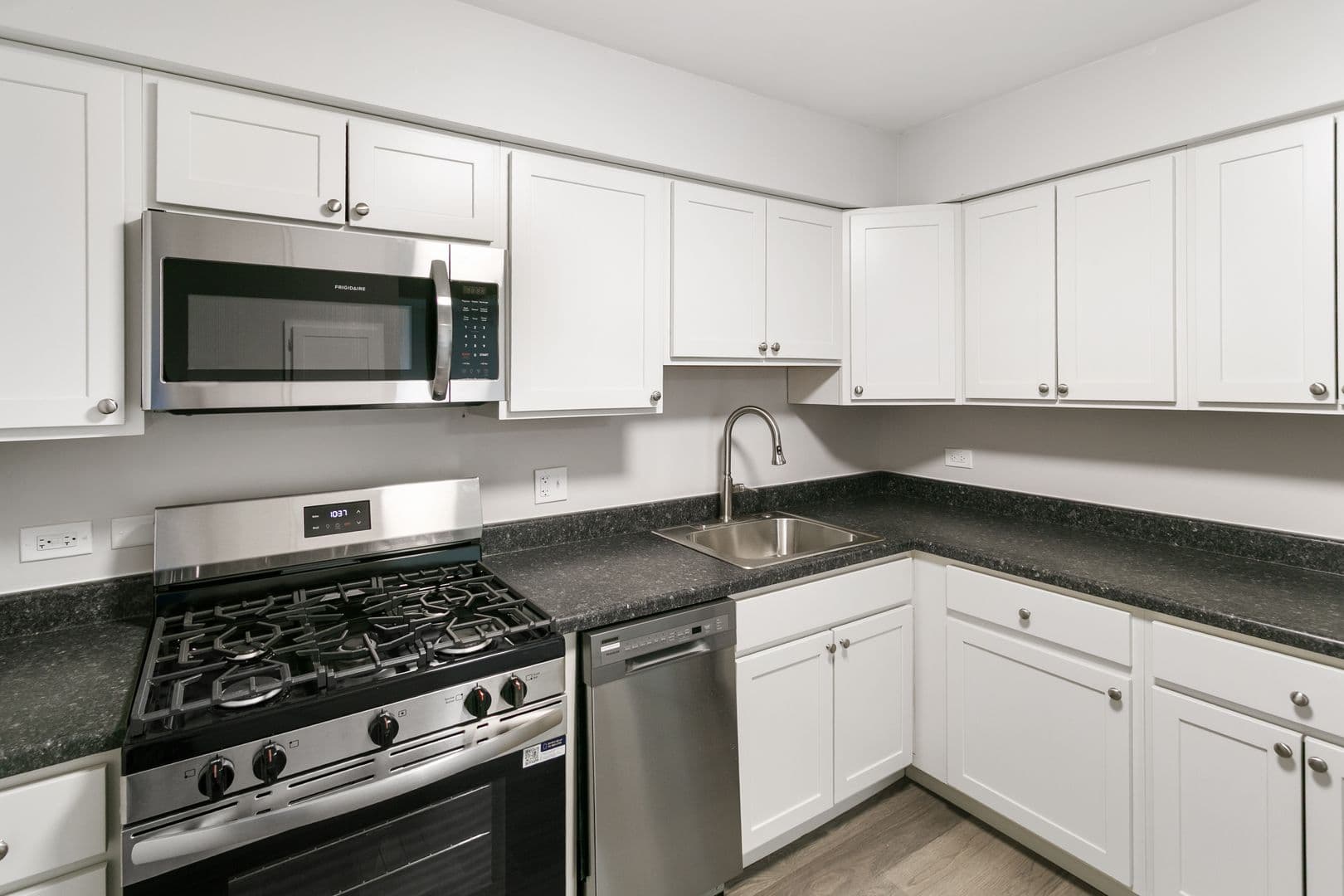 Libertyville Condo: 705 S. Milwaukee Ave Unit 109