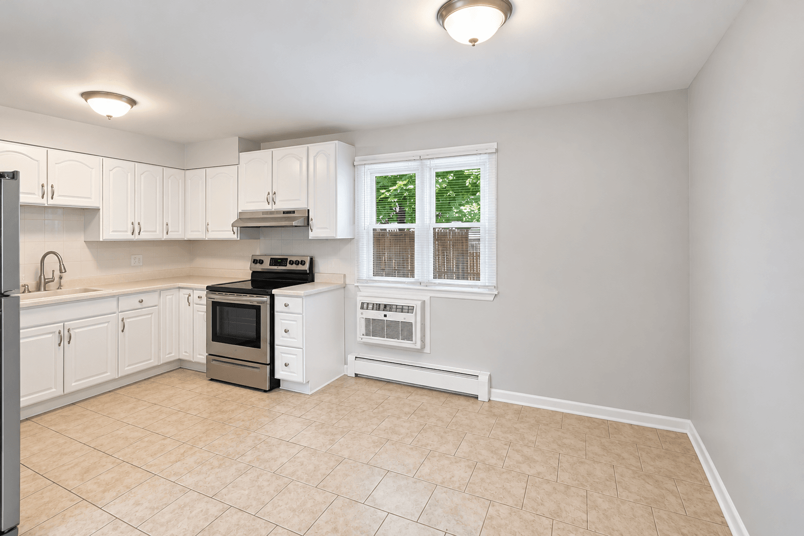 Libertyville Apartment: 119 Rockland Rd