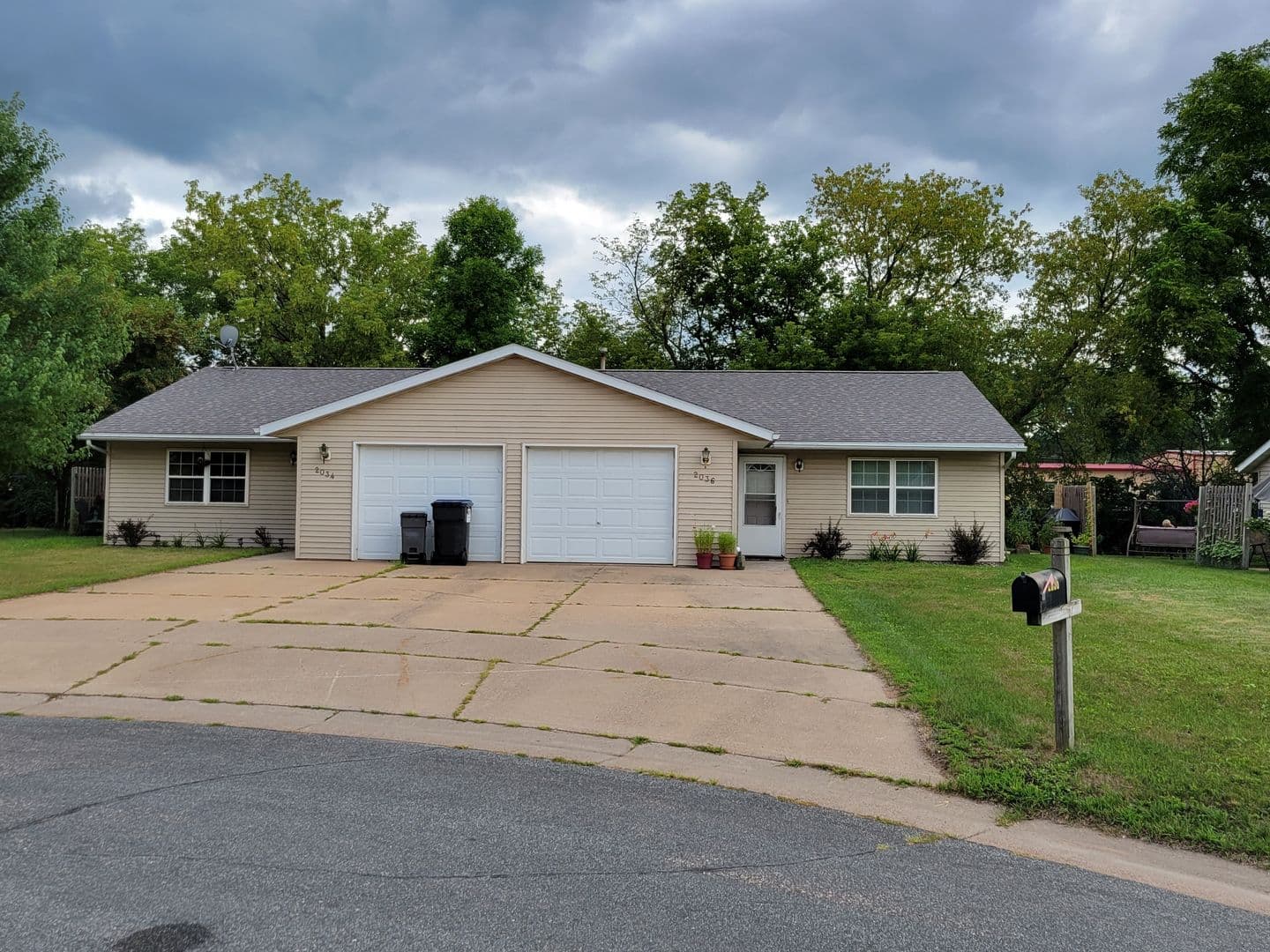 Eau Claire Apartment: 2034 Mittlestadt Ln