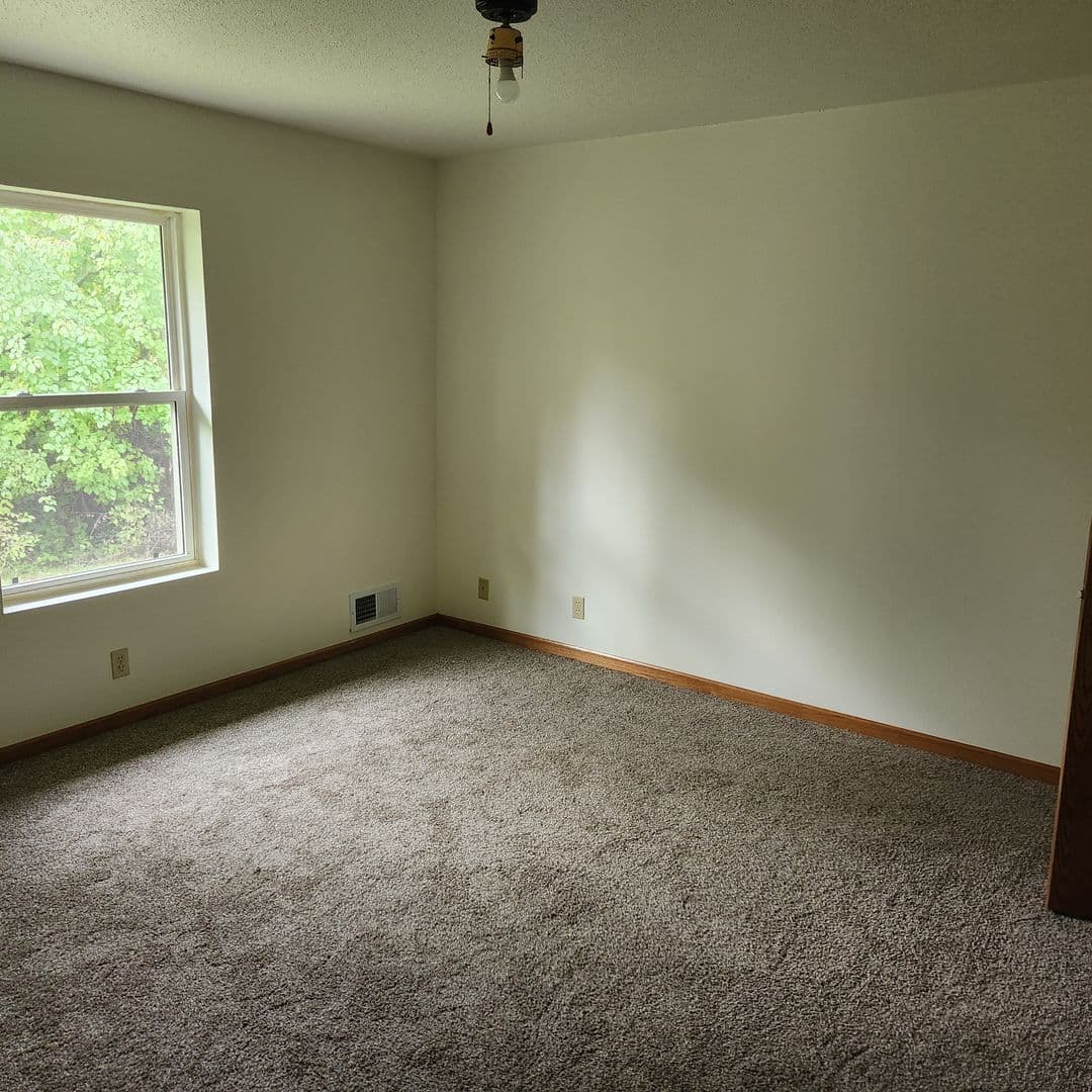 Eau Claire Apartment: 2034 Mittlestadt Ln