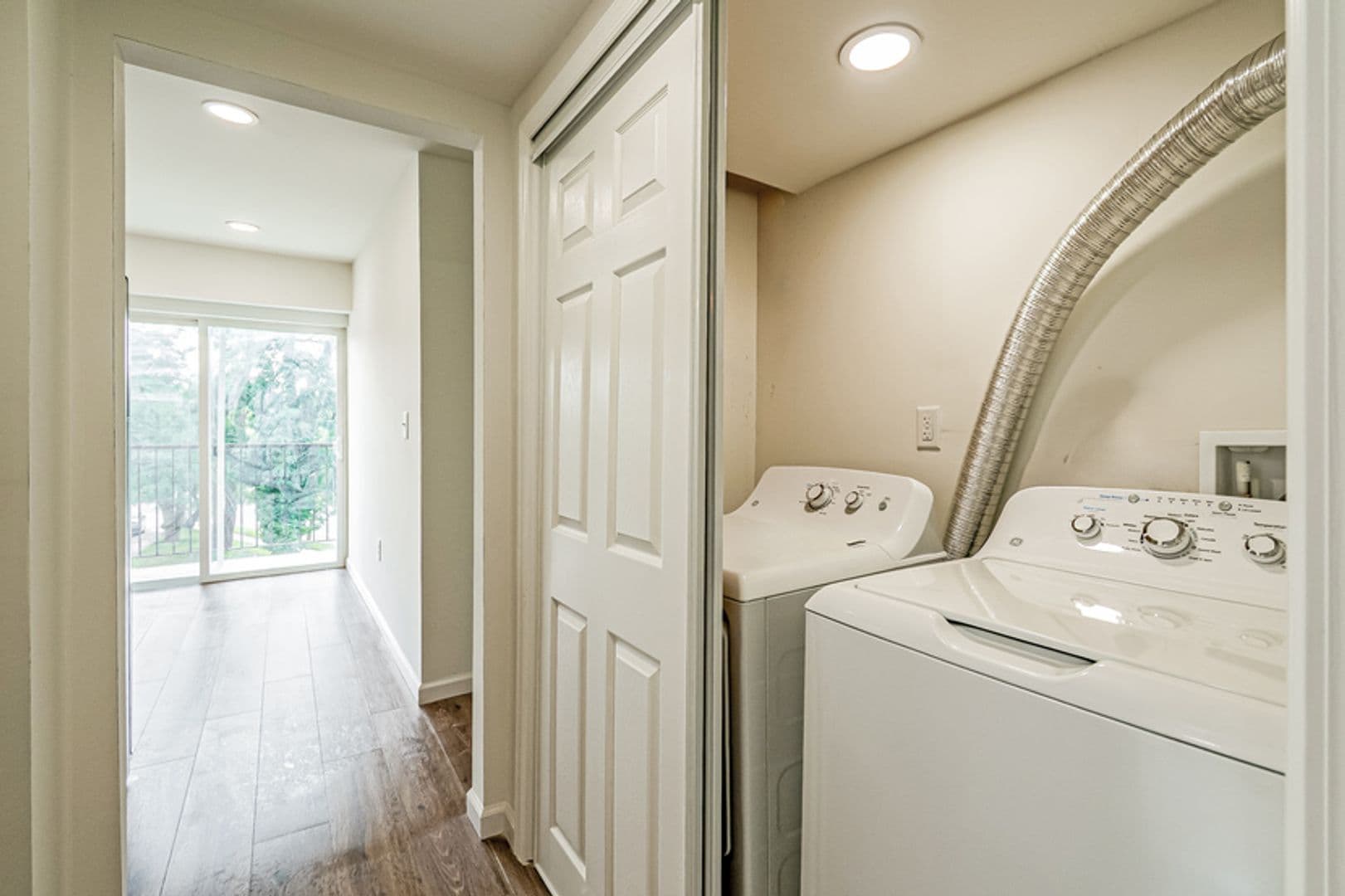 Washington Apartment: 4016 Livingston Road SE