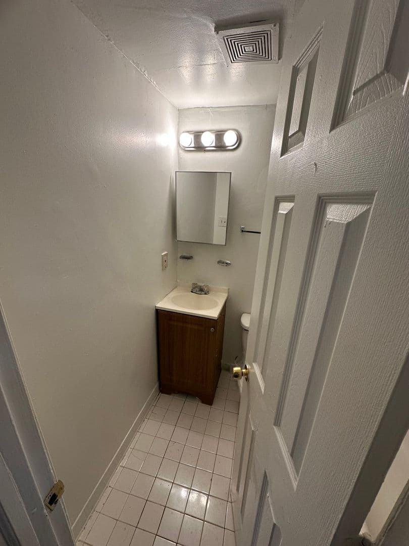Washington Apartment: 2801 Jasper St. SE