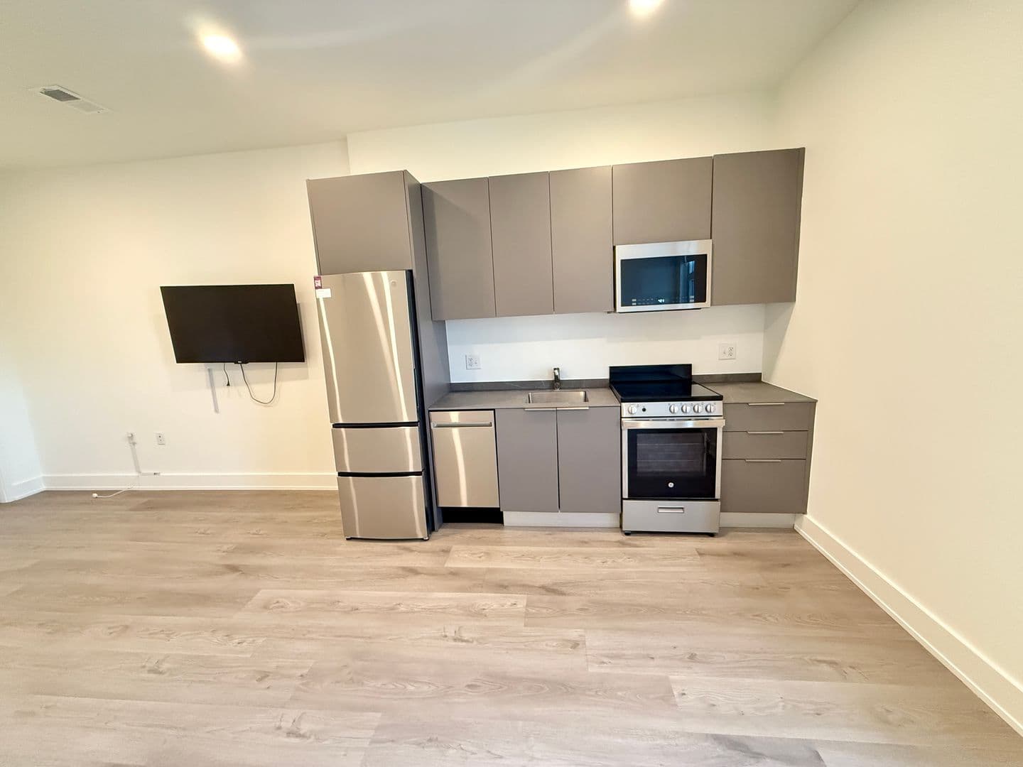 Washington Apartment: 1324 N Capitol St NW
