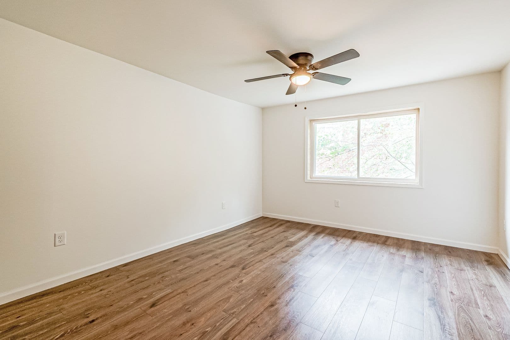 Washington Apartment: 4016 Livingston Road SE