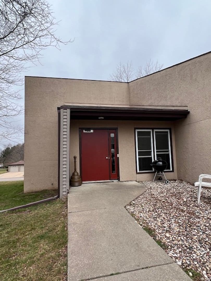 Rudolph Apartment: 6934 Hillcrest Avenue