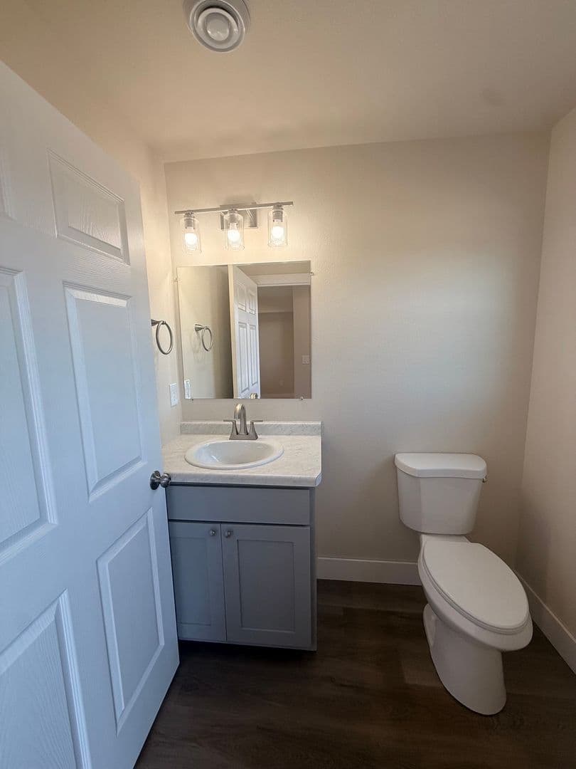 Plover Apartment: 3034/3030 Bennington Place