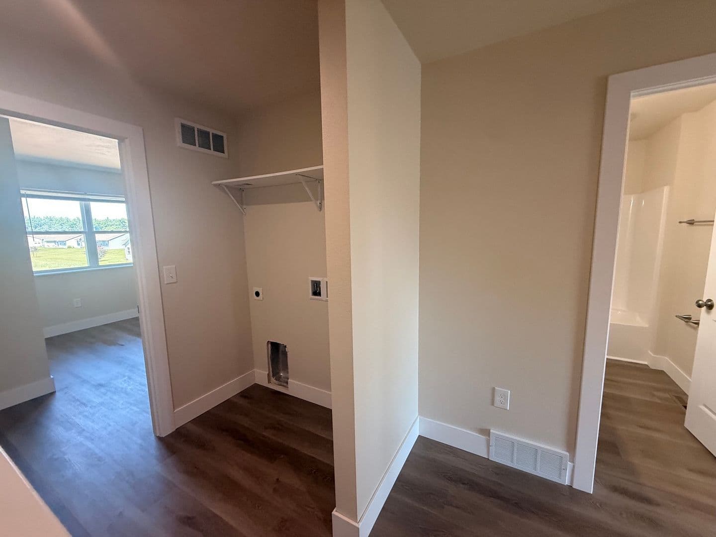 Plover Apartment: 3034/3030 Bennington Place