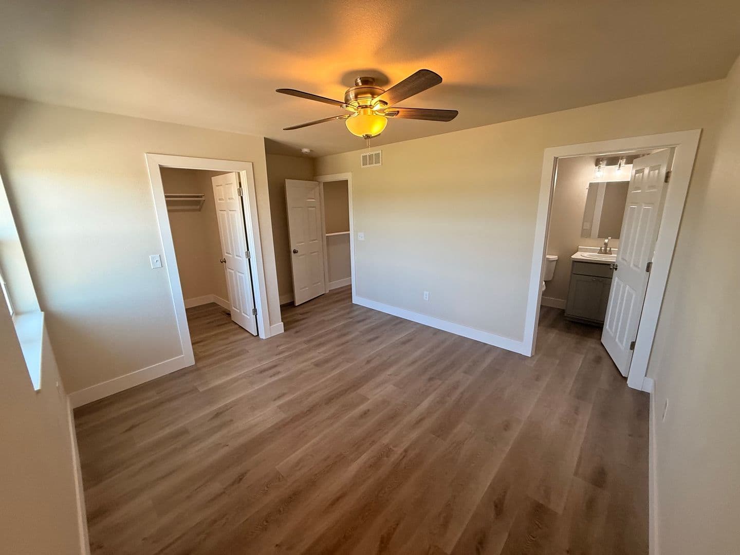 Plover Apartment: 3034/3030 Bennington Place