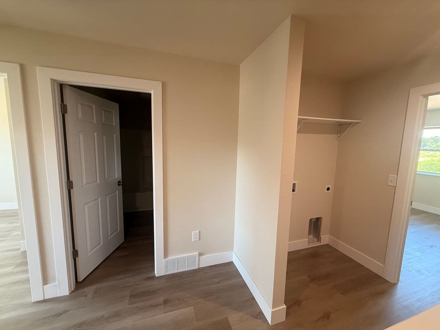 Plover Apartment: 3034/3030 Bennington Place