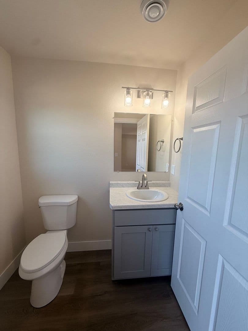 Plover Apartment: 3034/3030 Bennington Place