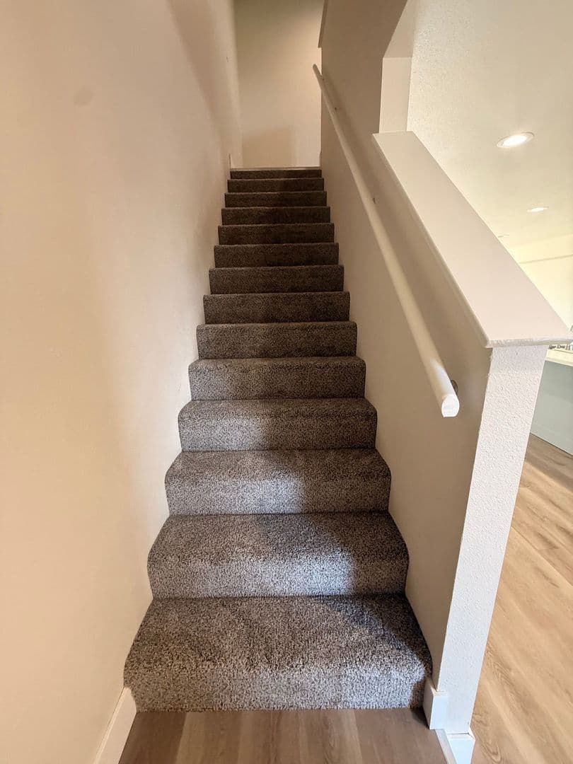 Plover Apartment: 3034/3030 Bennington Place