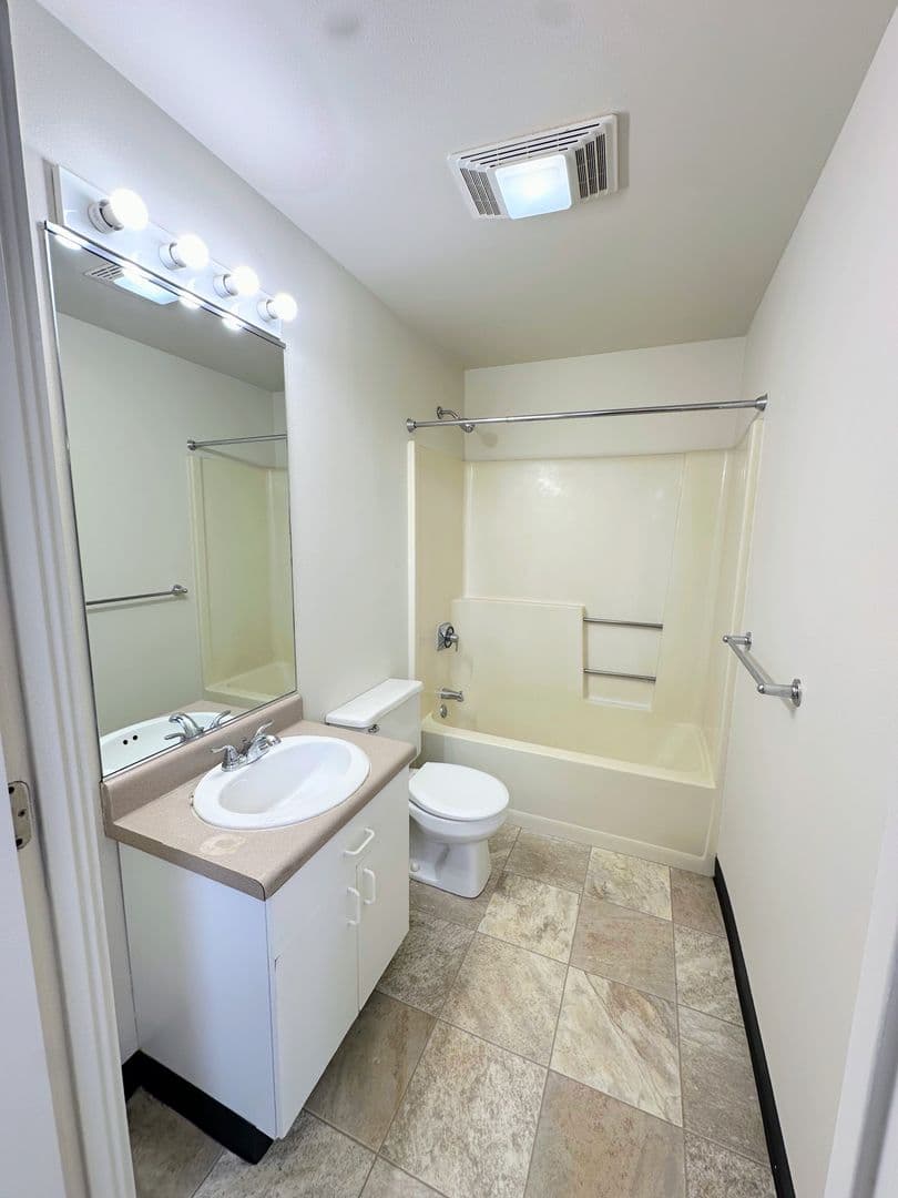 Marinette Apartment: 1701 Dunlap Ave