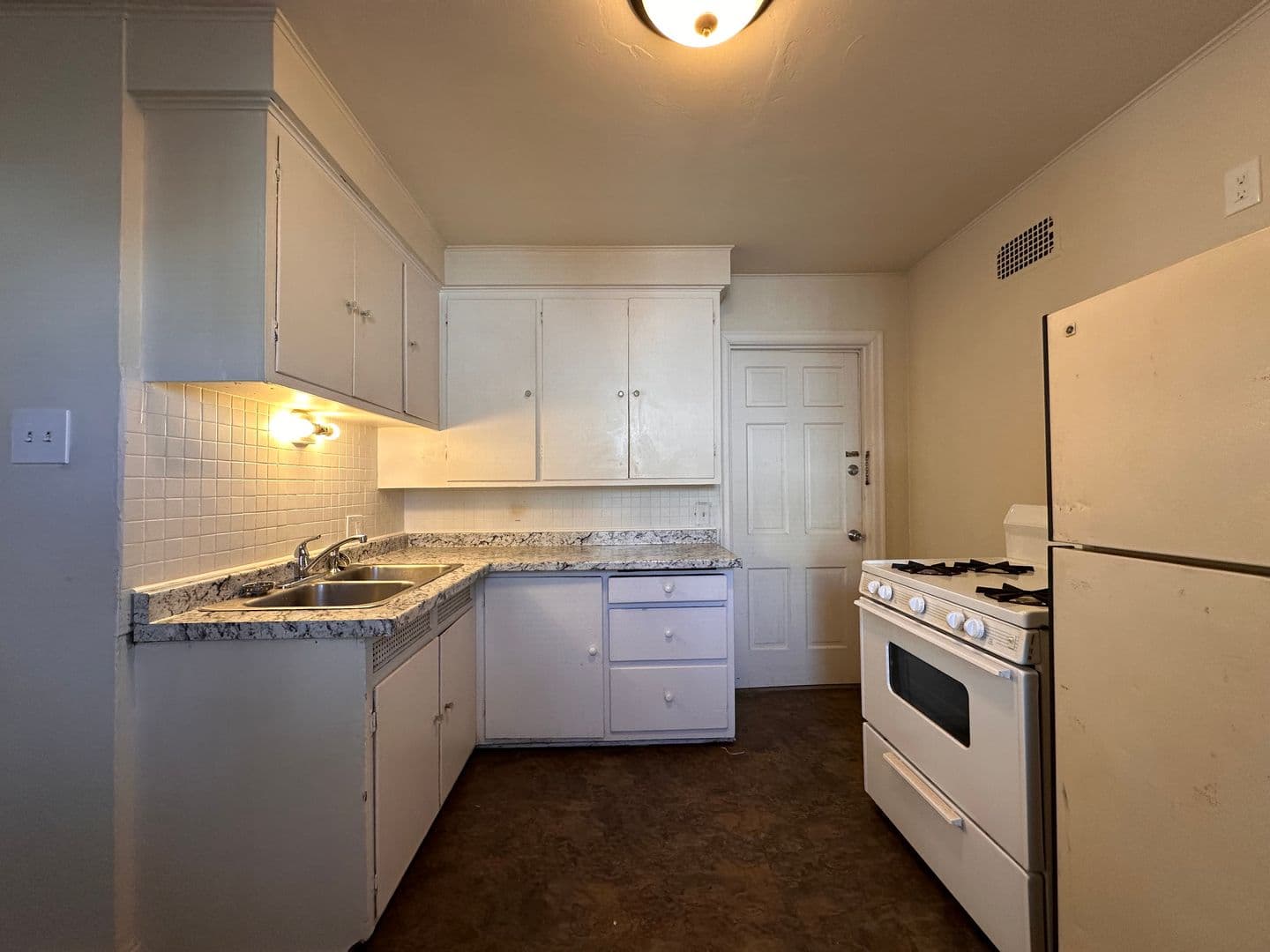 Green Bay Apartment: 208 South Chestnut Avenue