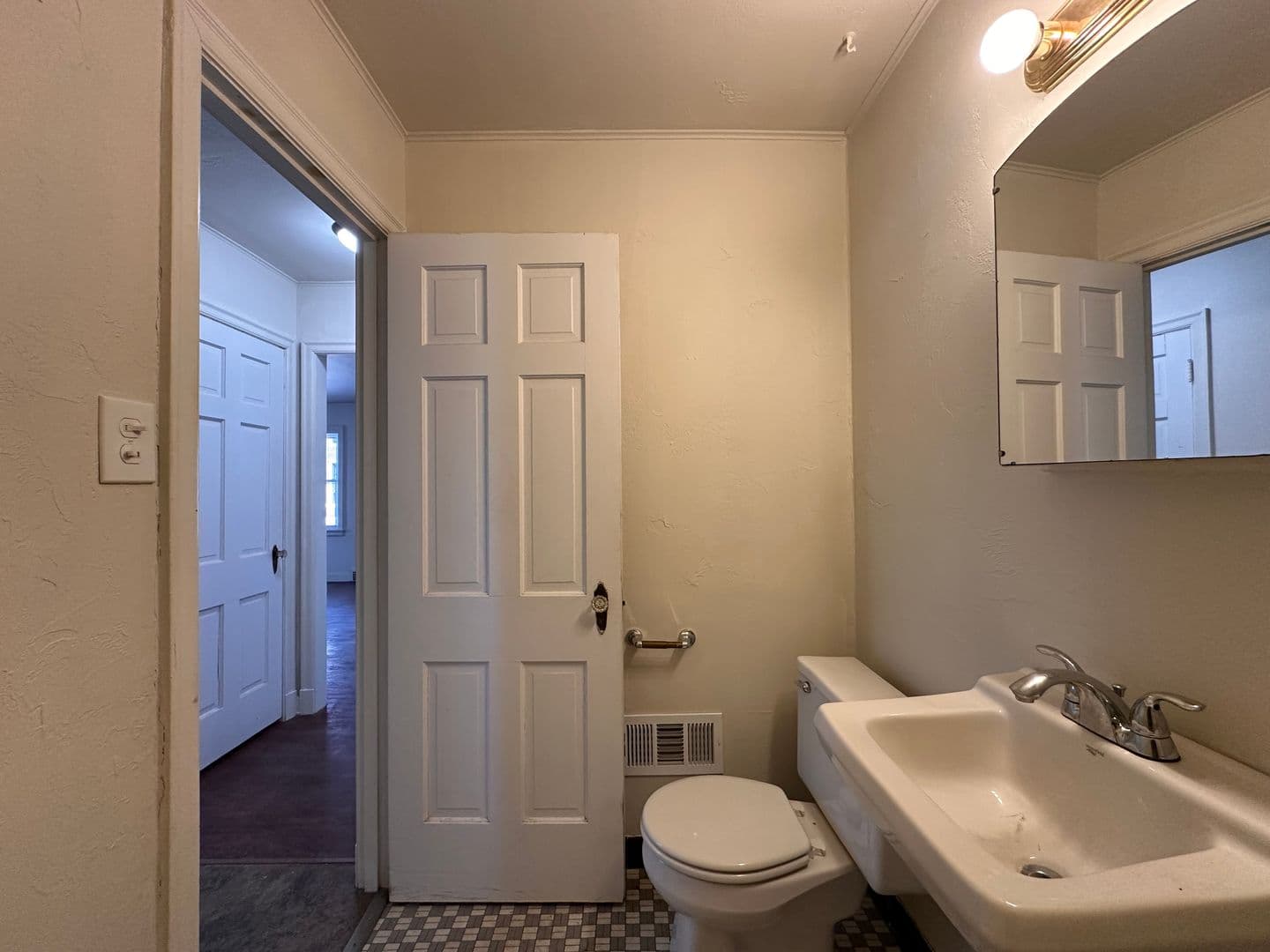 Green Bay Apartment: 208 South Chestnut Avenue