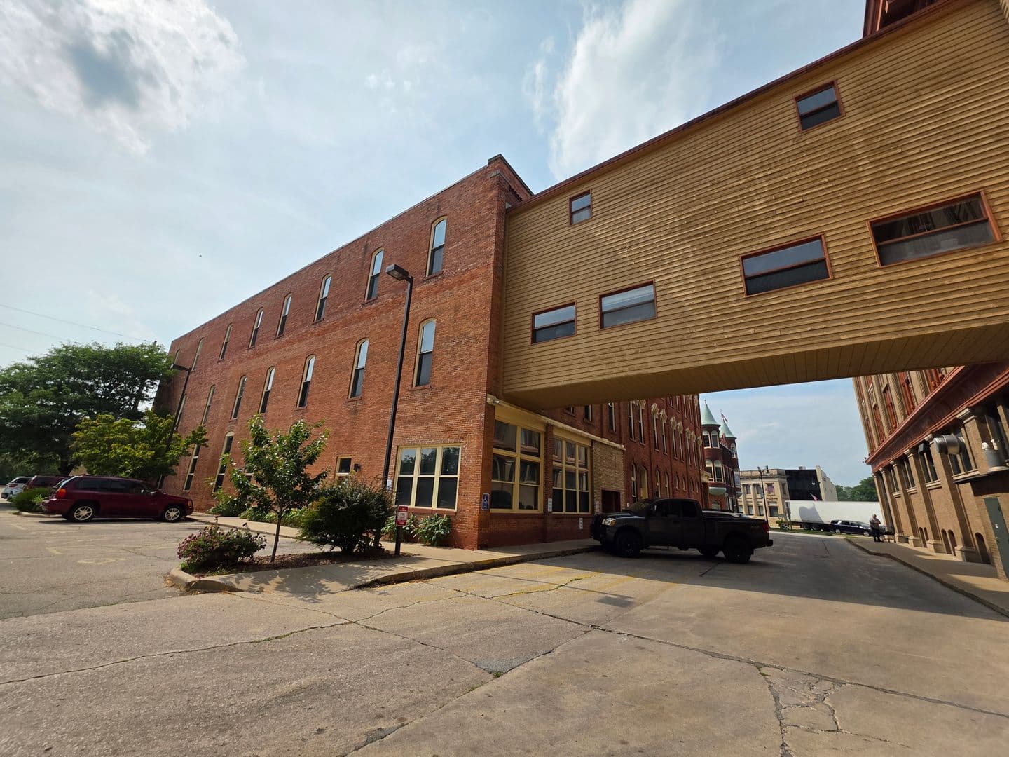 Marinette Apartment: 1701 Dunlap Ave