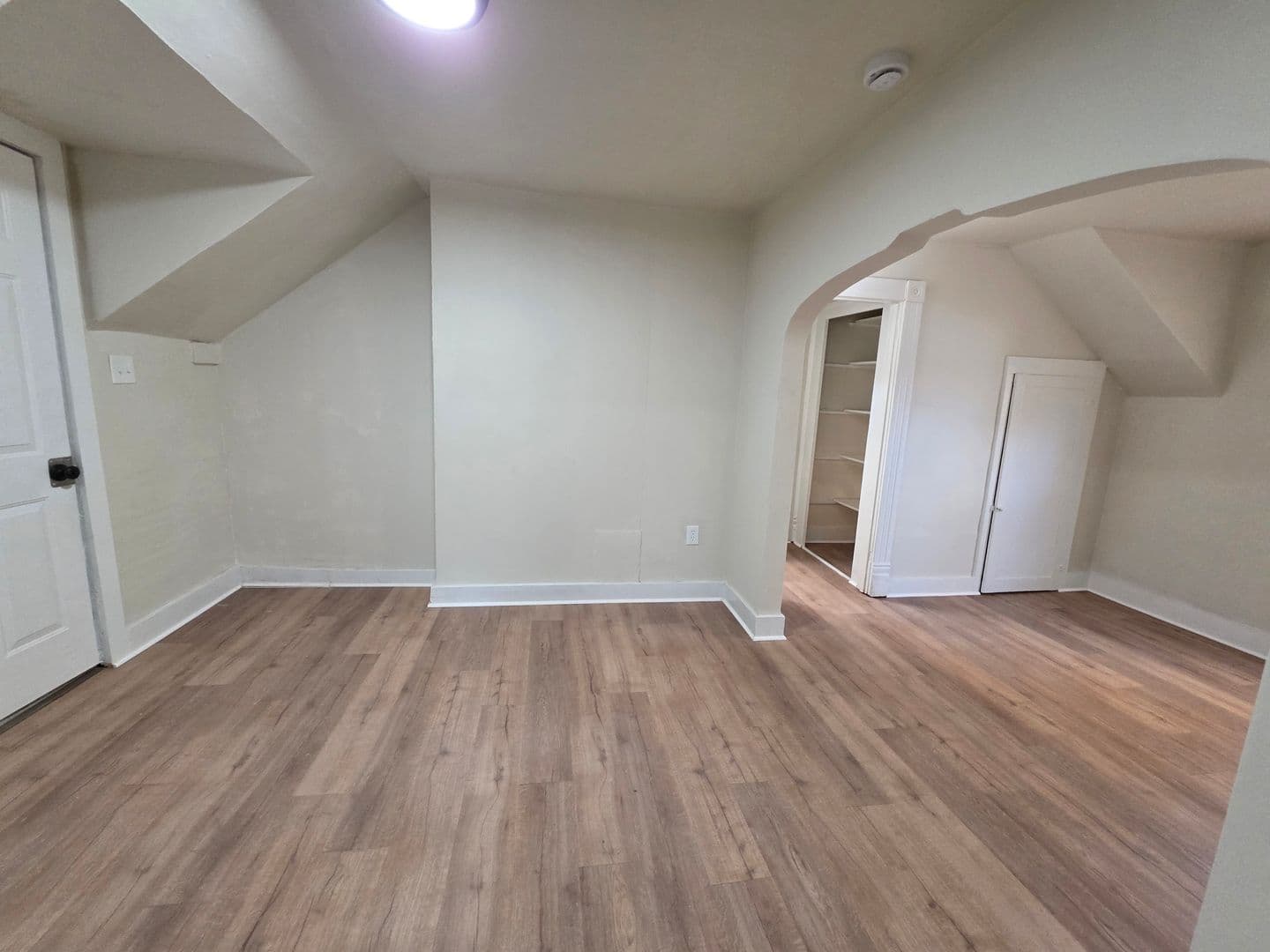 Gillett Apartment: 124 S Lake Street