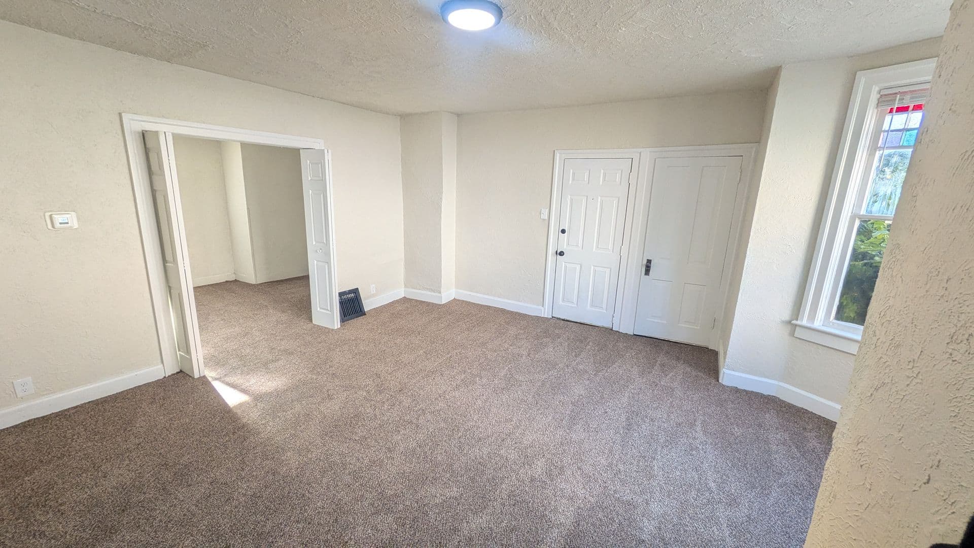 Green Bay Apartment: 1237 E Walnut St
