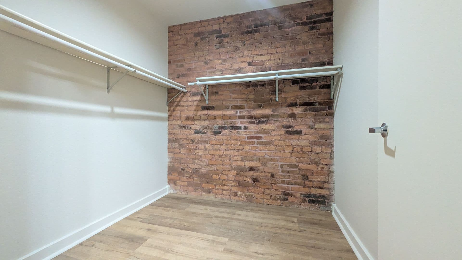 Marinette Apartment: 1701 Dunlap Ave