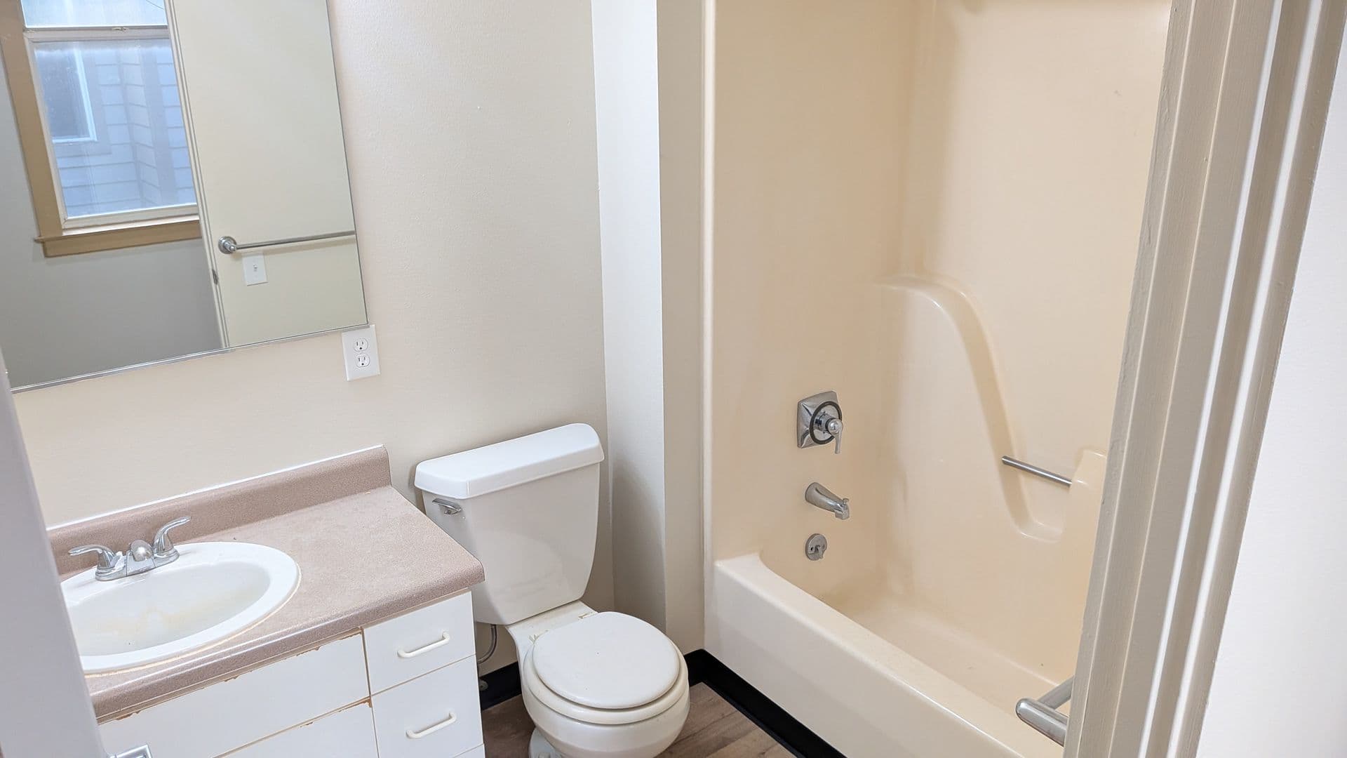 Marinette Apartment: 1713 Dunlap Ave