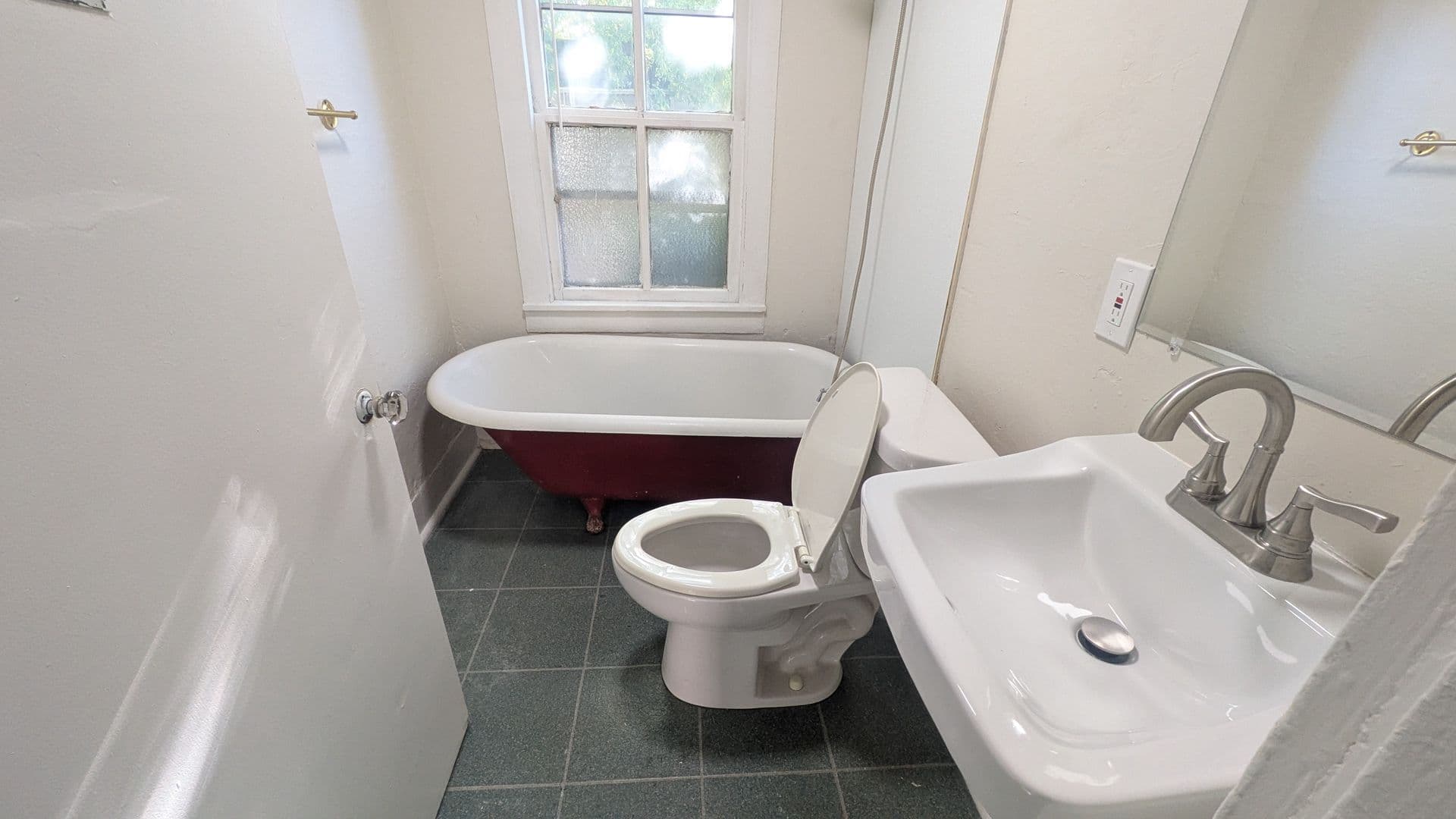 Green Bay Apartment: 1237 E Walnut St