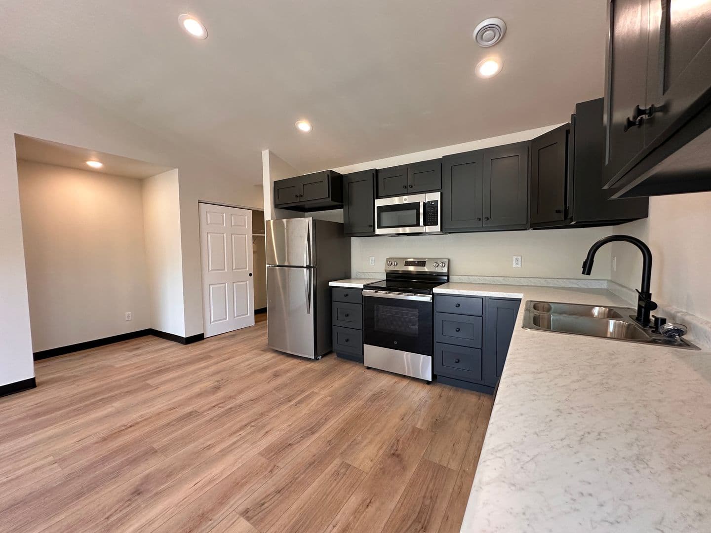 Green Bay Apartment: 1681-1683 Amy Street