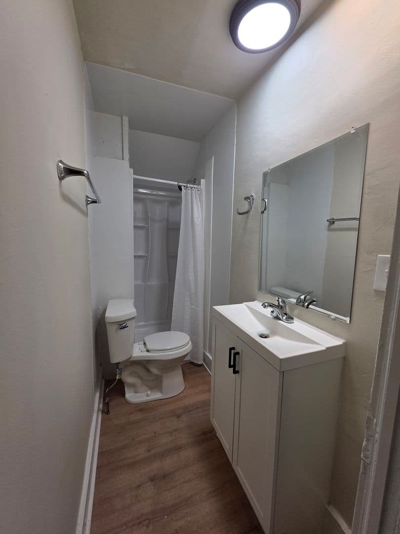 Gillett Apartment: 124 S Lake Street