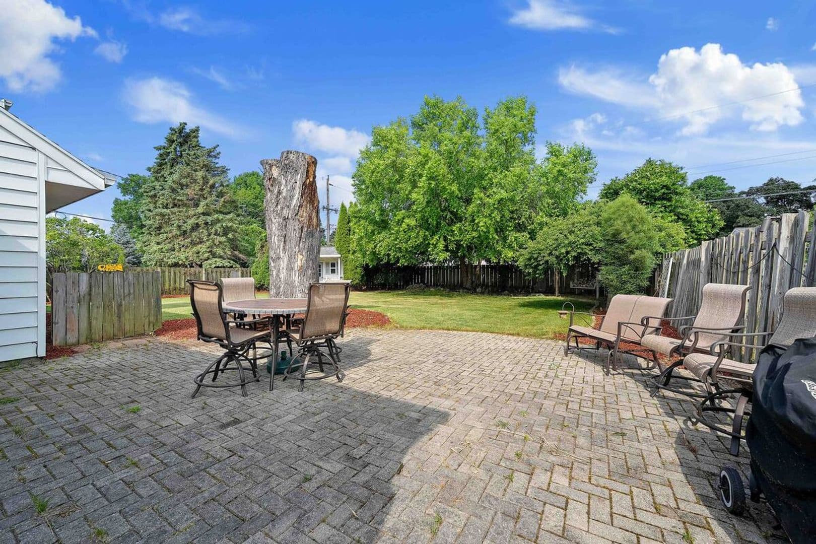 Green Bay Apartment: 2234 S Oneida St