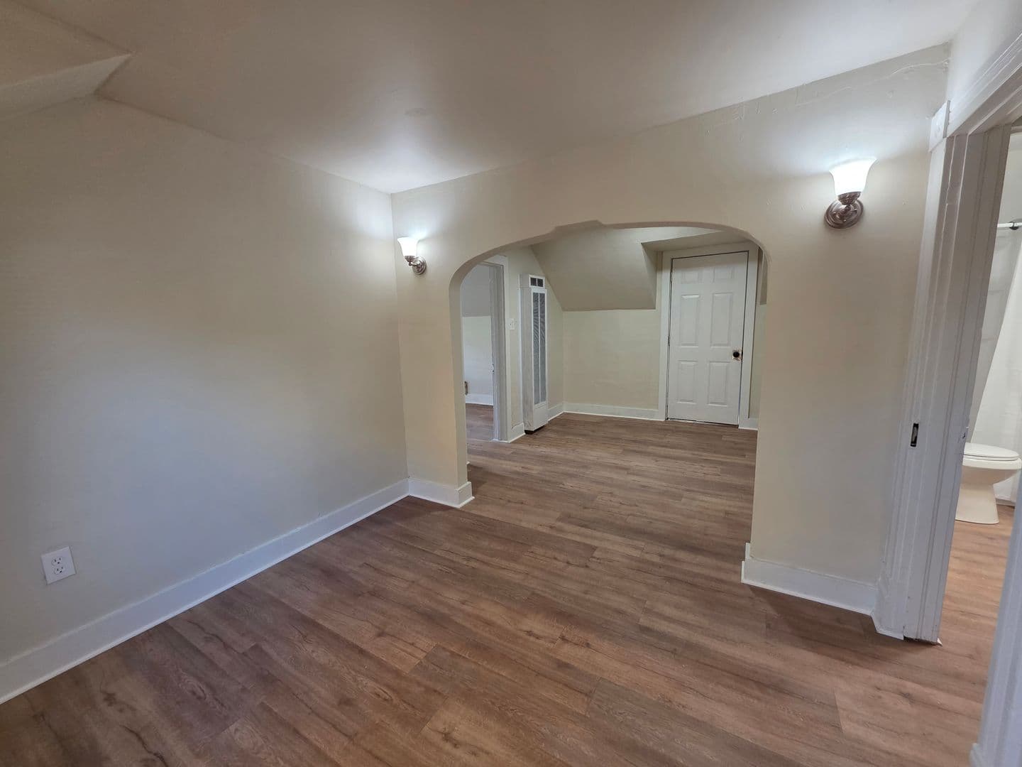 Gillett Apartment: 124 S Lake Street