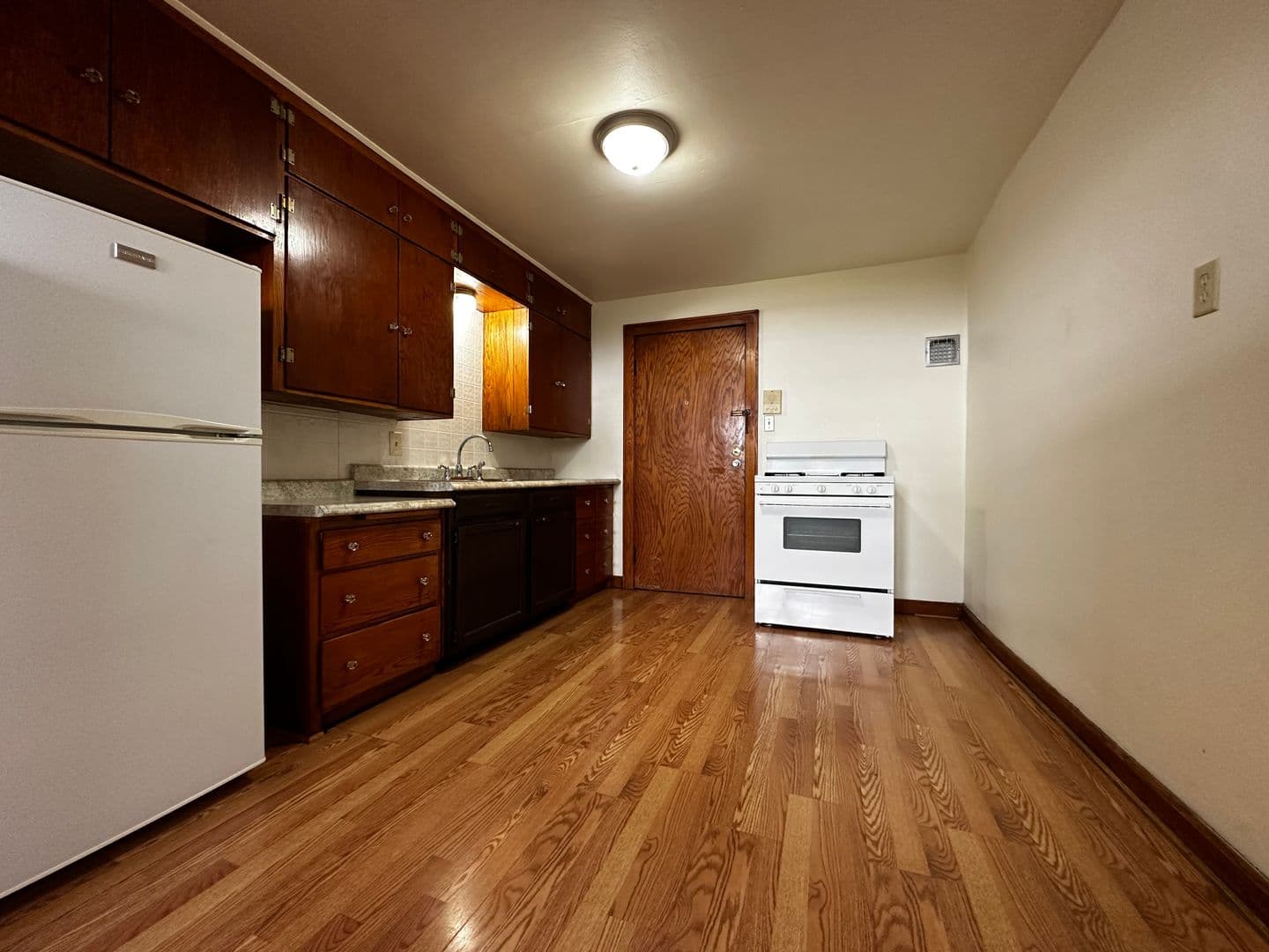 Green Bay Apartment: 822 Pine Street