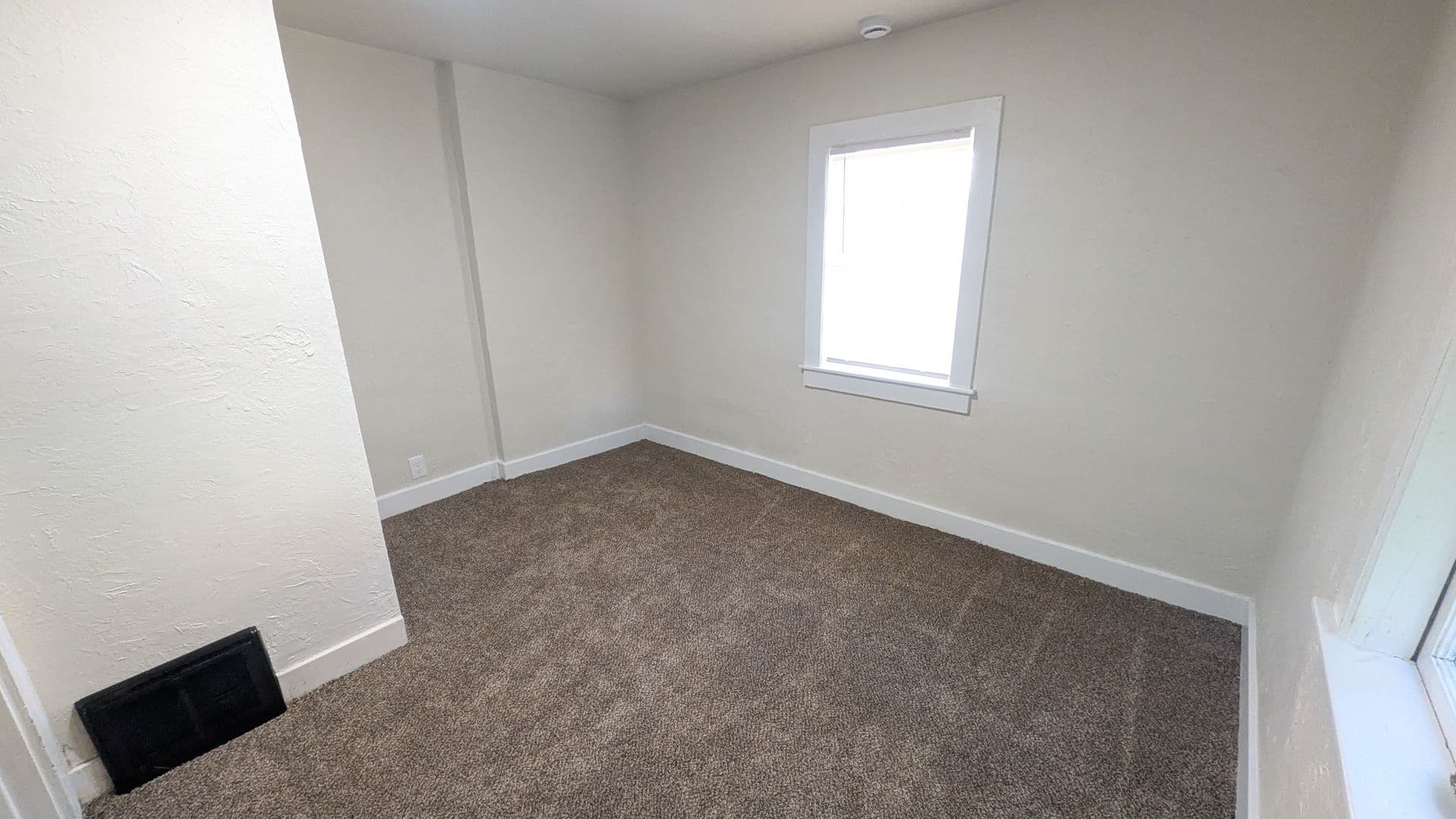 Green Bay Apartment: 1237 E Walnut St