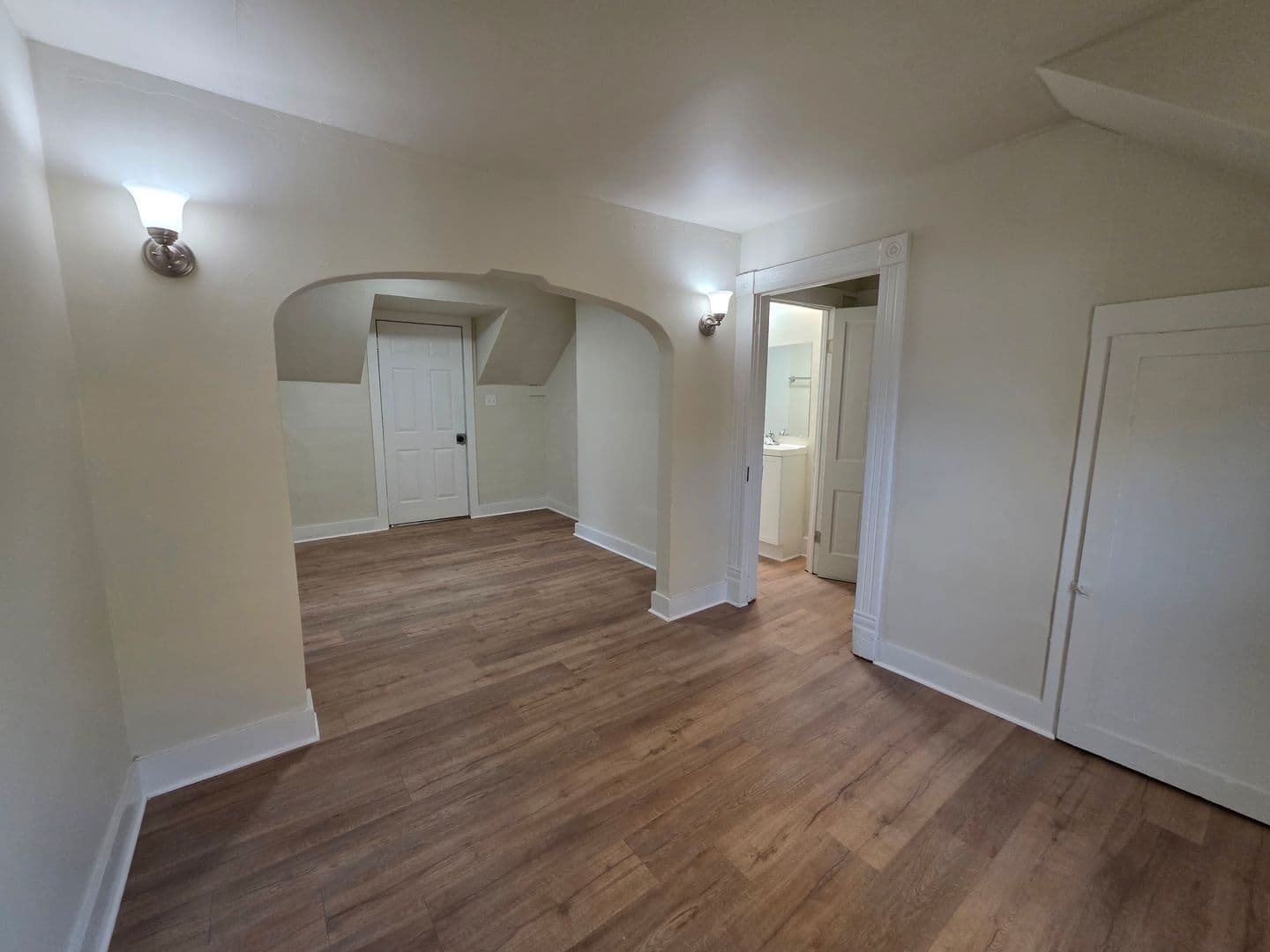 Gillett Apartment: 124 S Lake Street