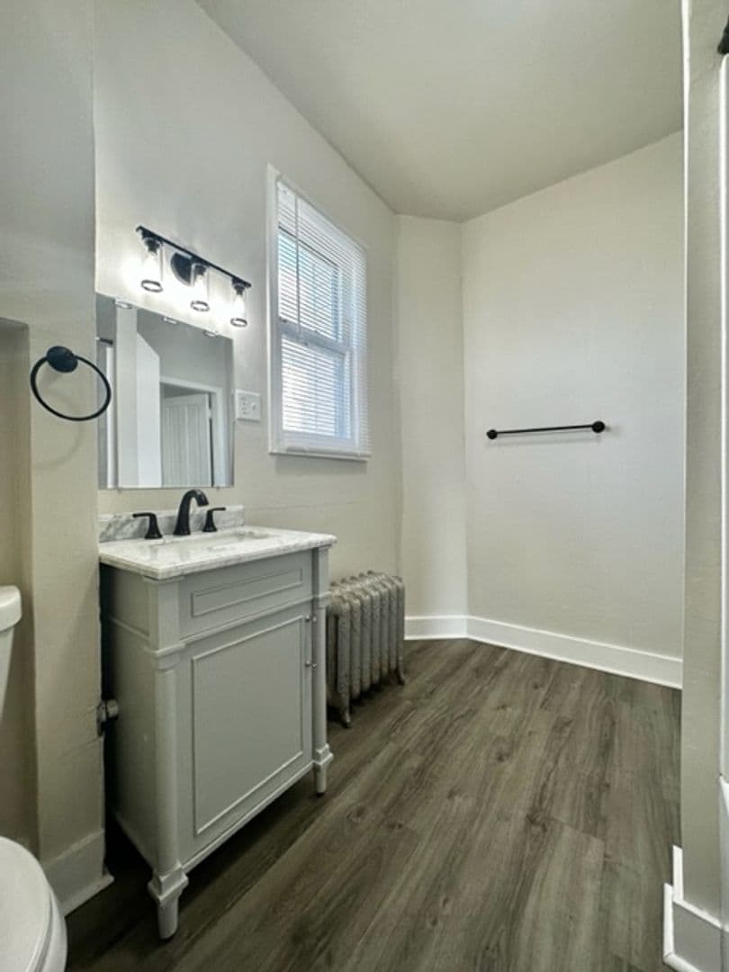 Green Bay Apartment: 338 S Quincy St