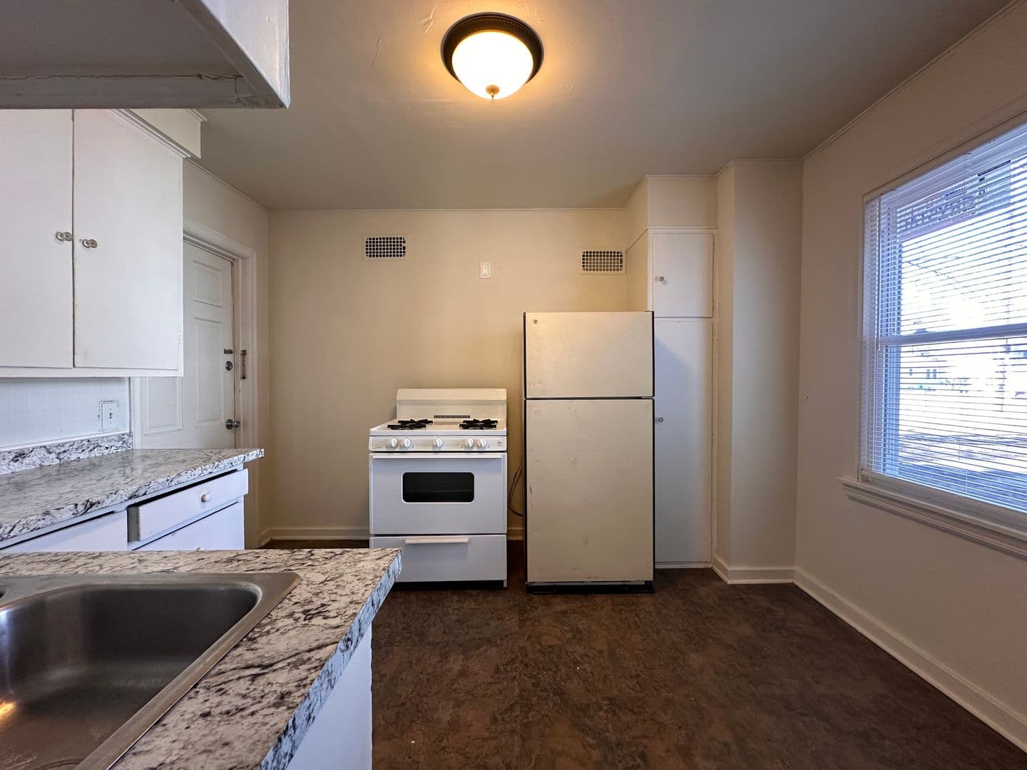 Green Bay Apartment: 208 South Chestnut Avenue